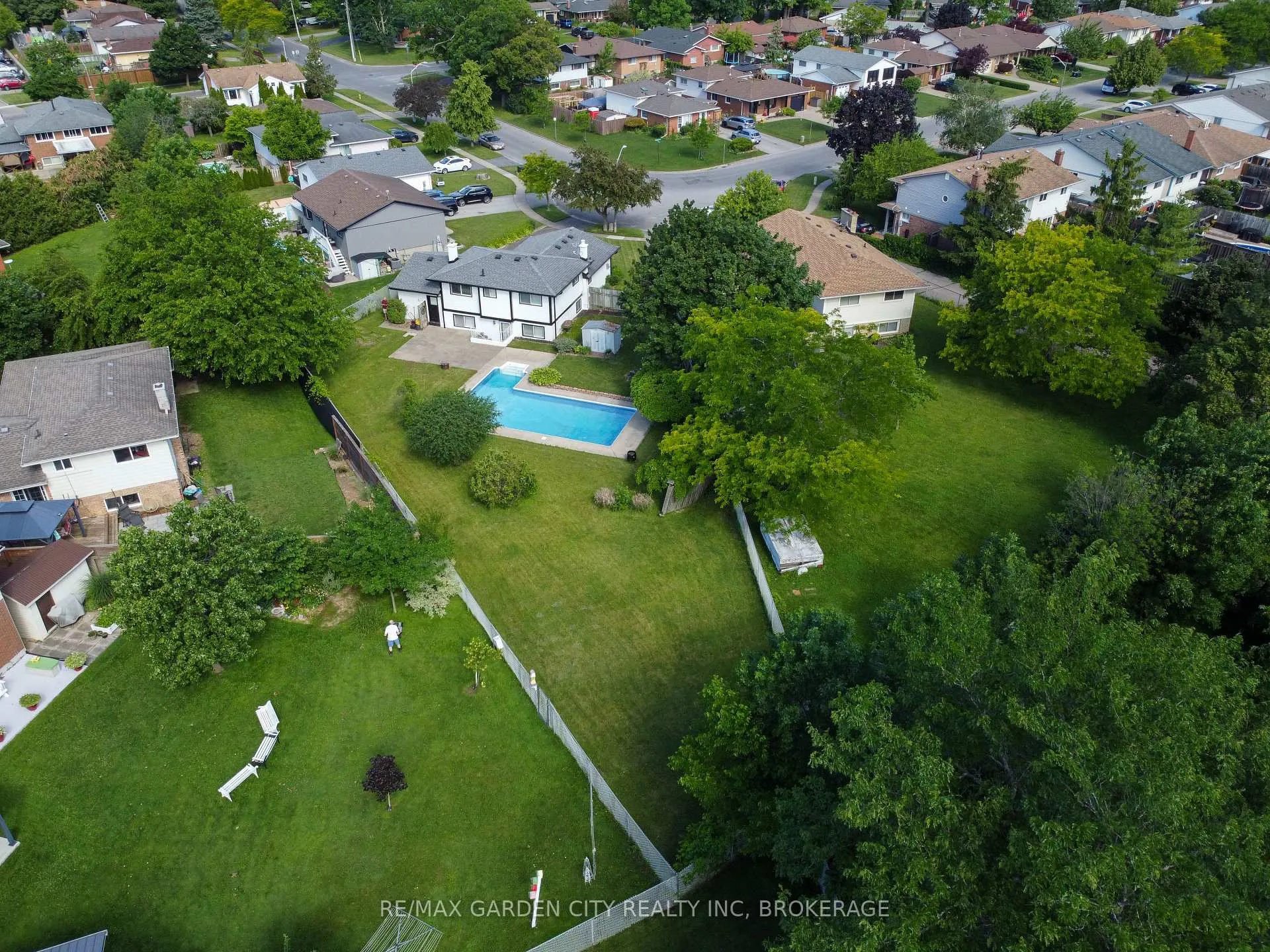 Photo 5 of 116 Dunvegan Road, St. Catharines, Secord Woods — HOMEH