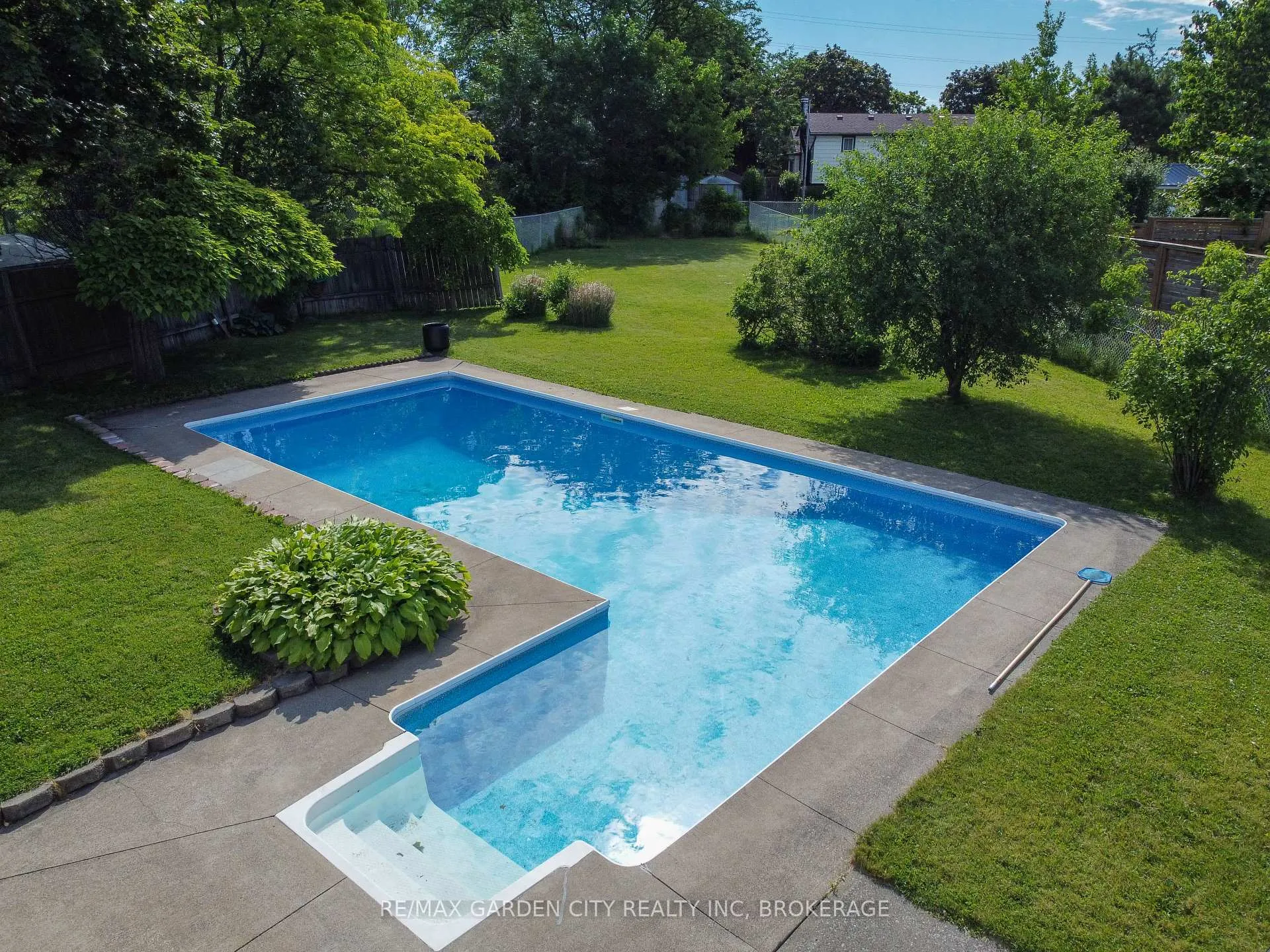 Photo 7 of 116 Dunvegan Road, St. Catharines, Secord Woods — HOMEH