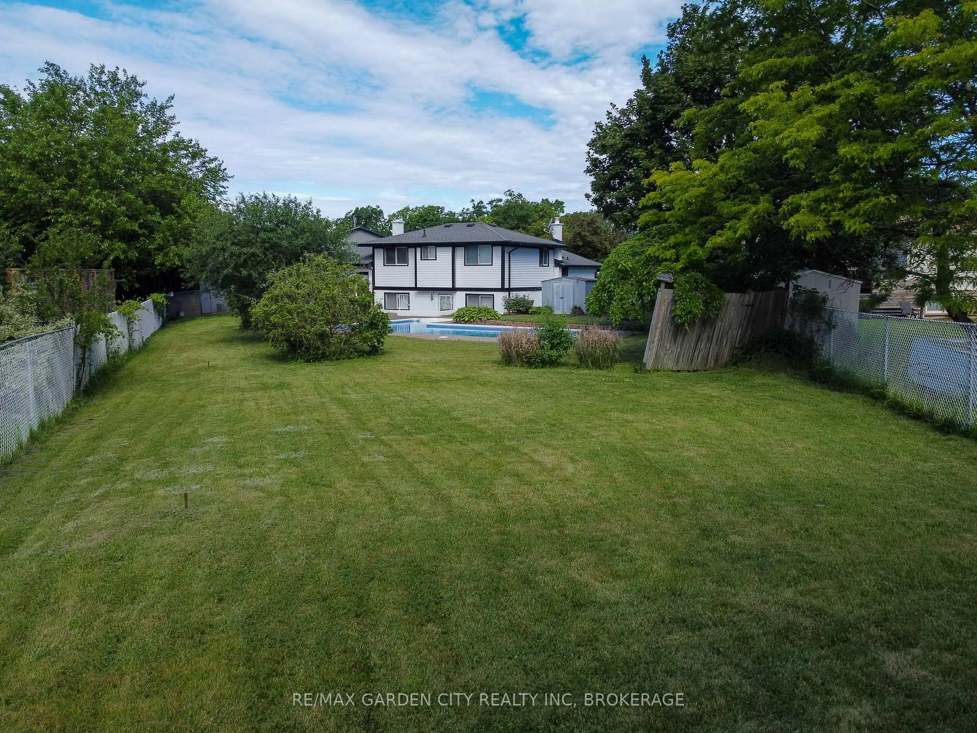 Photo 10 of 116 Dunvegan Road, St. Catharines, Secord Woods — HOMEH