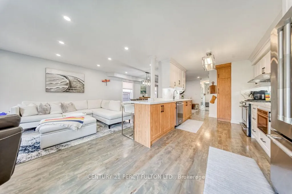 Photo 15 of 18 Booth Crescent, Ajax, Central — HOMEH