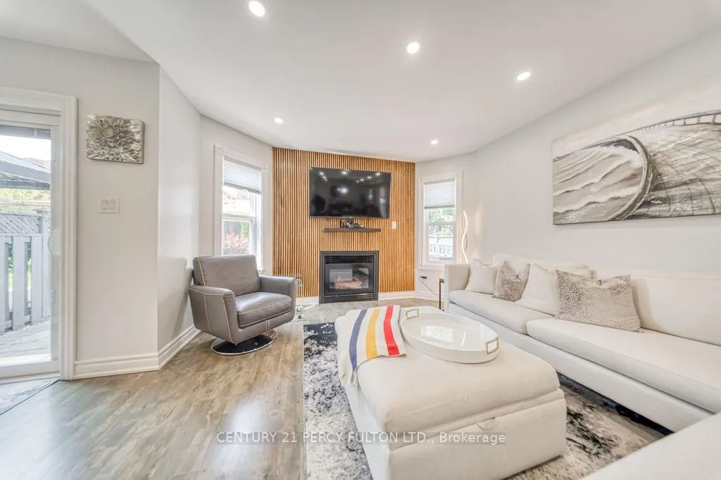 Photo 17 of 18 Booth Crescent, Ajax, Central — HOMEH