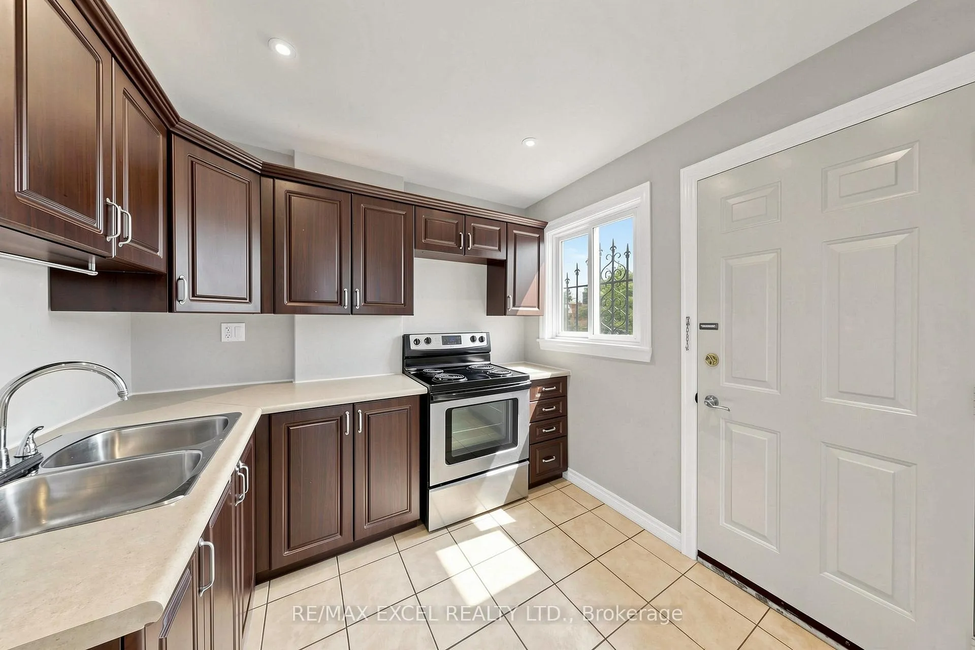 Photo 4 of Unit Upper, 259 Victoria Avenue N, Hamilton, Landsdale — HOMEH