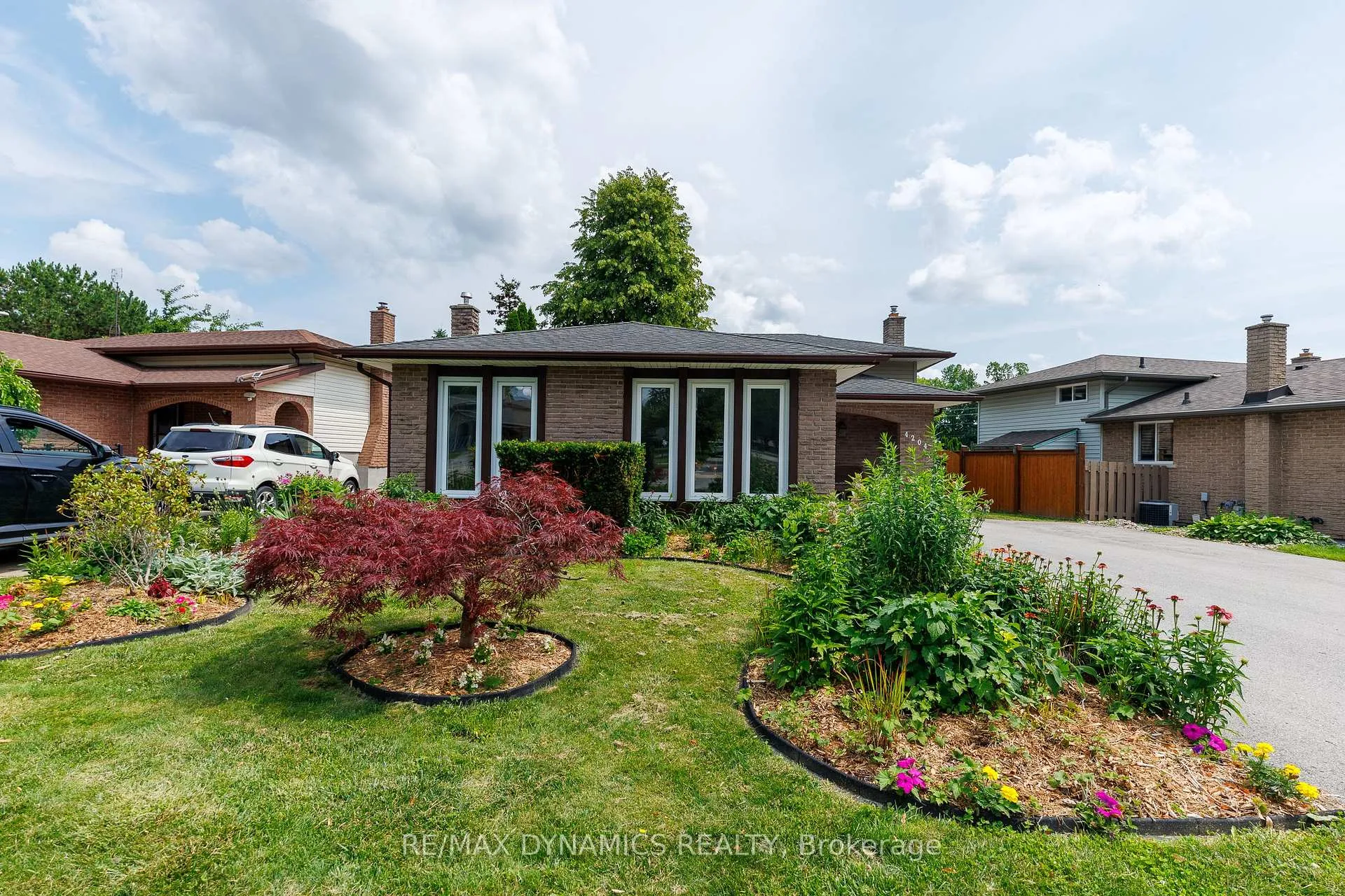 Photo 2 of 4204 Brookdale Drive, Niagara Falls, Ascot — HOMEH