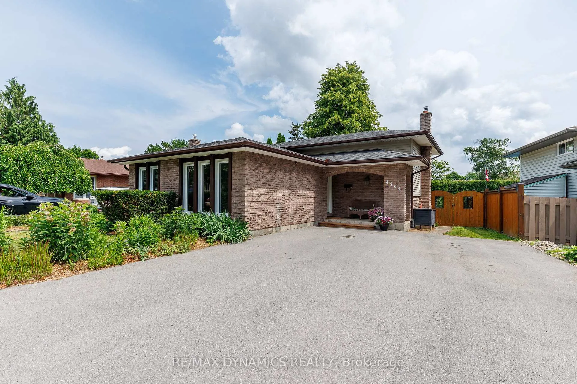 Photo 3 of 4204 Brookdale Drive, Niagara Falls, Ascot — HOMEH