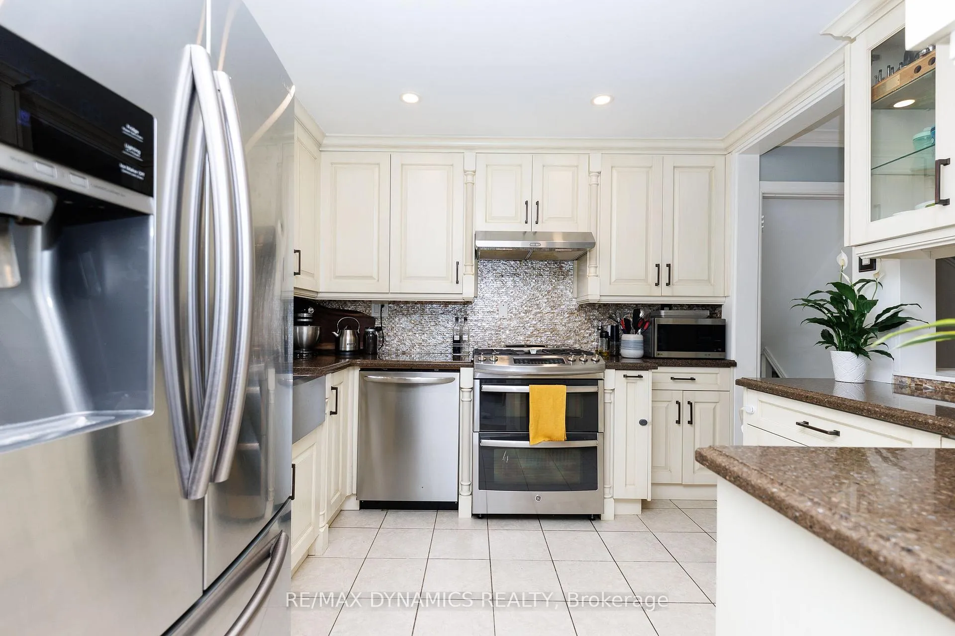Photo 5 of 4204 Brookdale Drive, Niagara Falls, Ascot — HOMEH