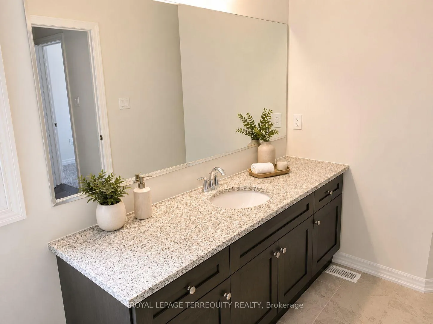 Photo 12 of 3321 Vernon Powell Drive, Oakville, Glenorchy — HOMEH