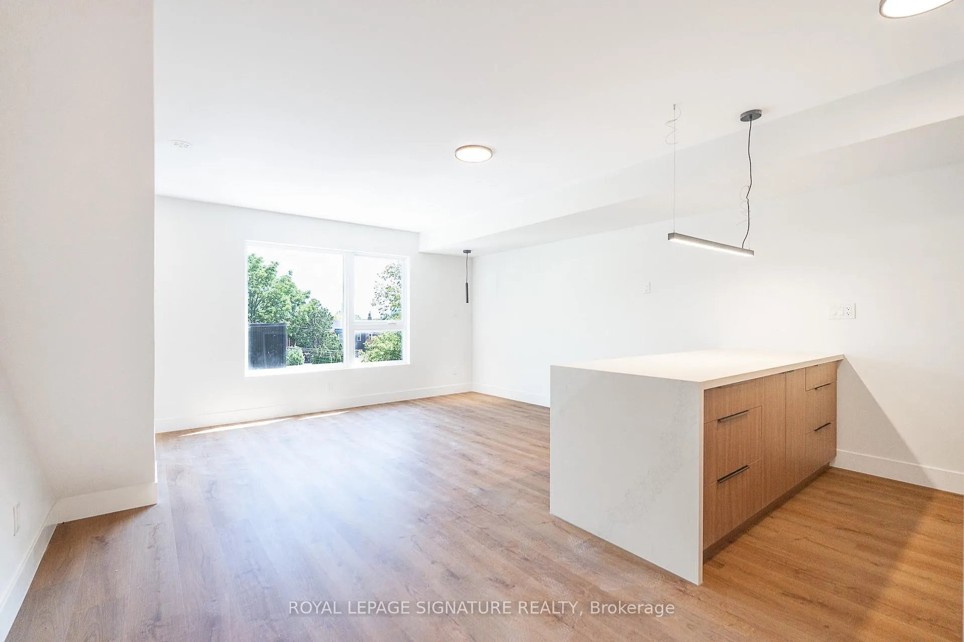 Photo 2 of 7 Earnscliffe Road, Toronto, Oakwood Village — HOMEH