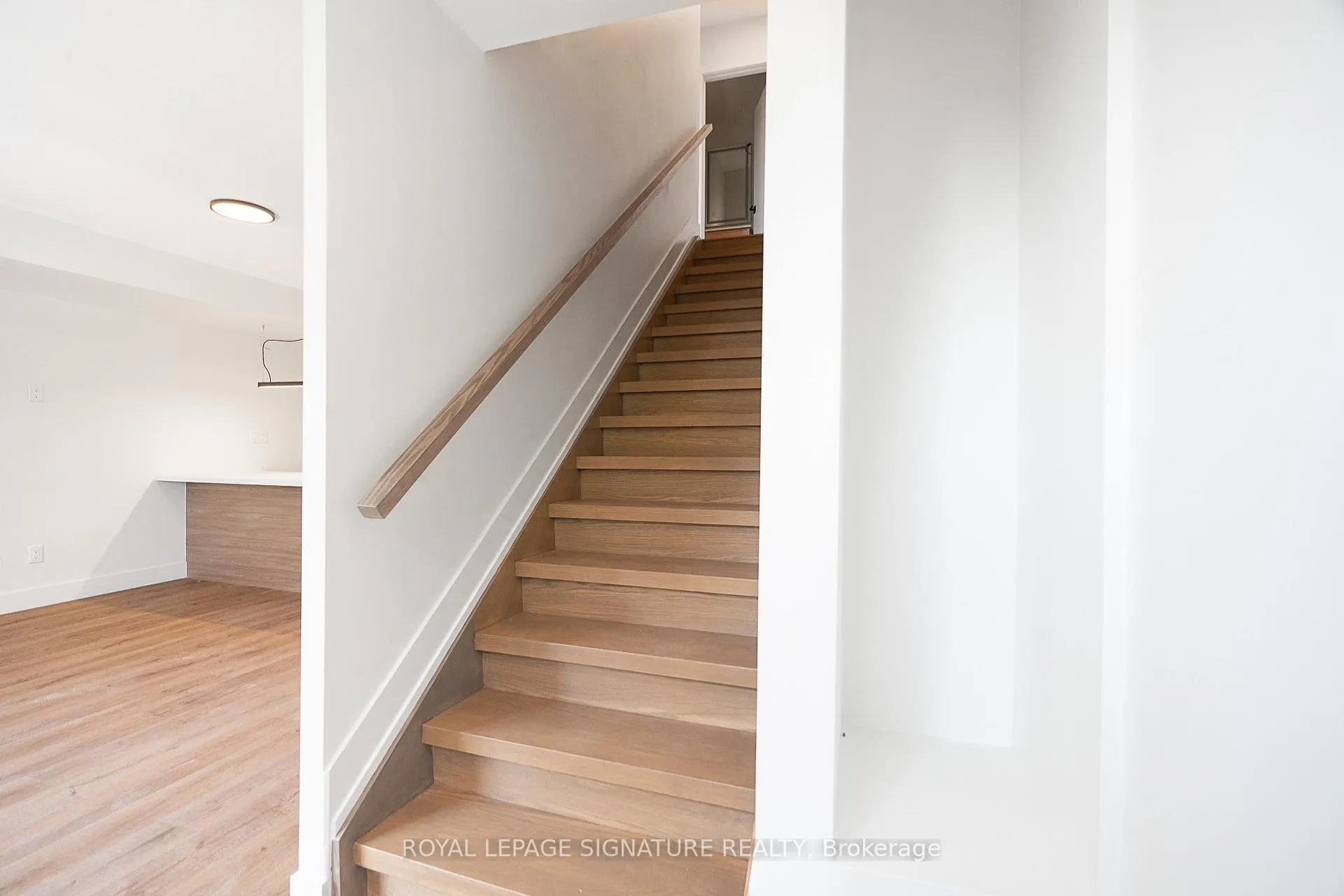 Photo 9 of 7 Earnscliffe Road, Toronto, Oakwood Village — HOMEH