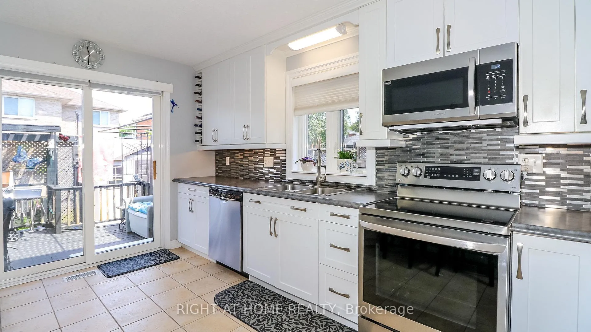 Photo 24 of 36 Benjamin Lane, Barrie, Painswick South — HOMEH