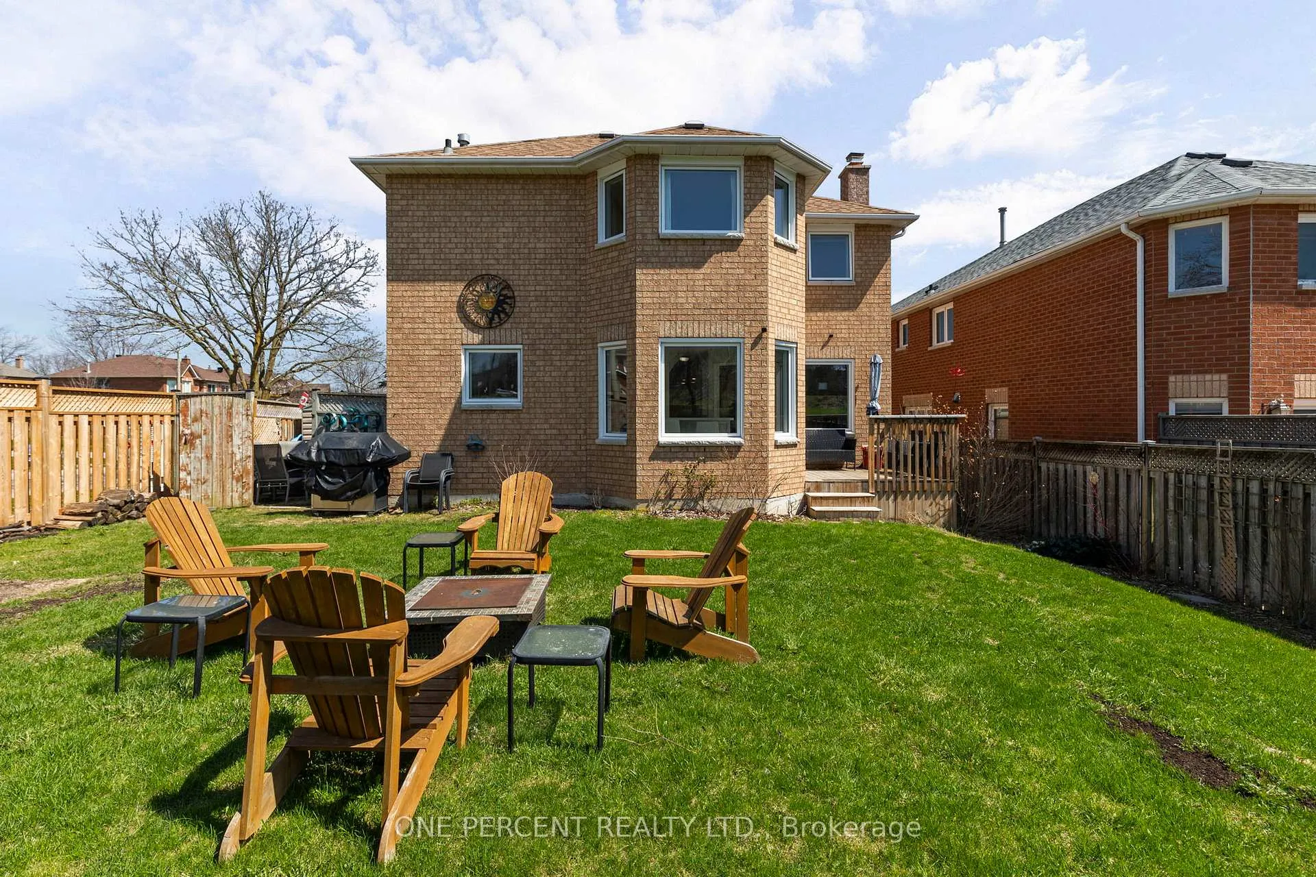 Photo 2 of 1 Dixon Court, Barrie, Painswick North — HOMEH