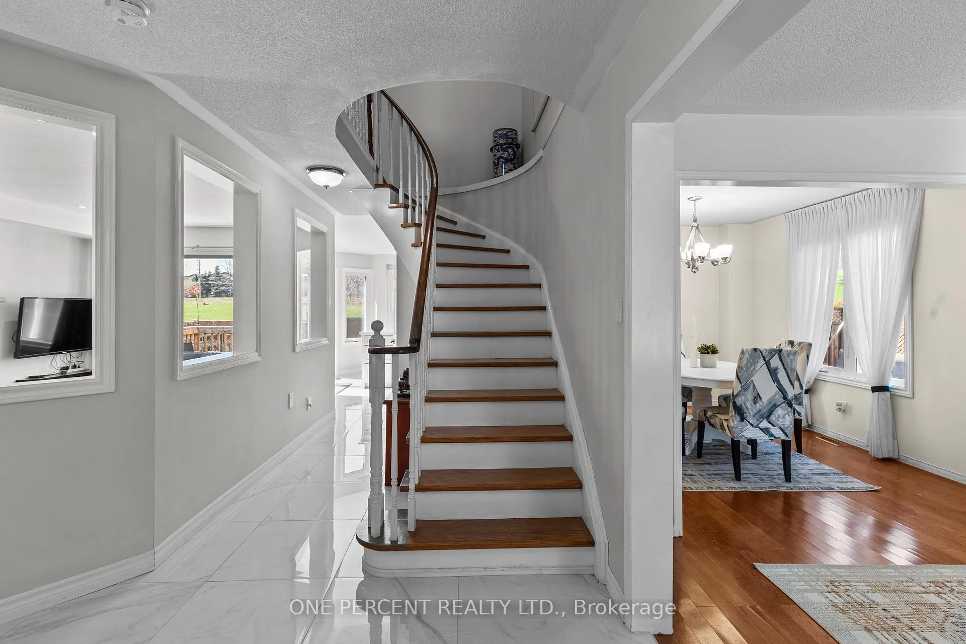 Photo 3 of 1 Dixon Court, Barrie, Painswick North — HOMEH