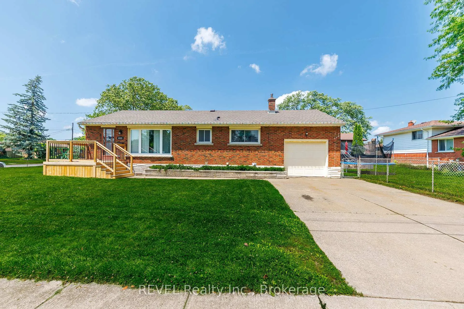 Photo 2 of 6945 Douglas Street, Niagara Falls, Arad/Fallsview — HOMEH