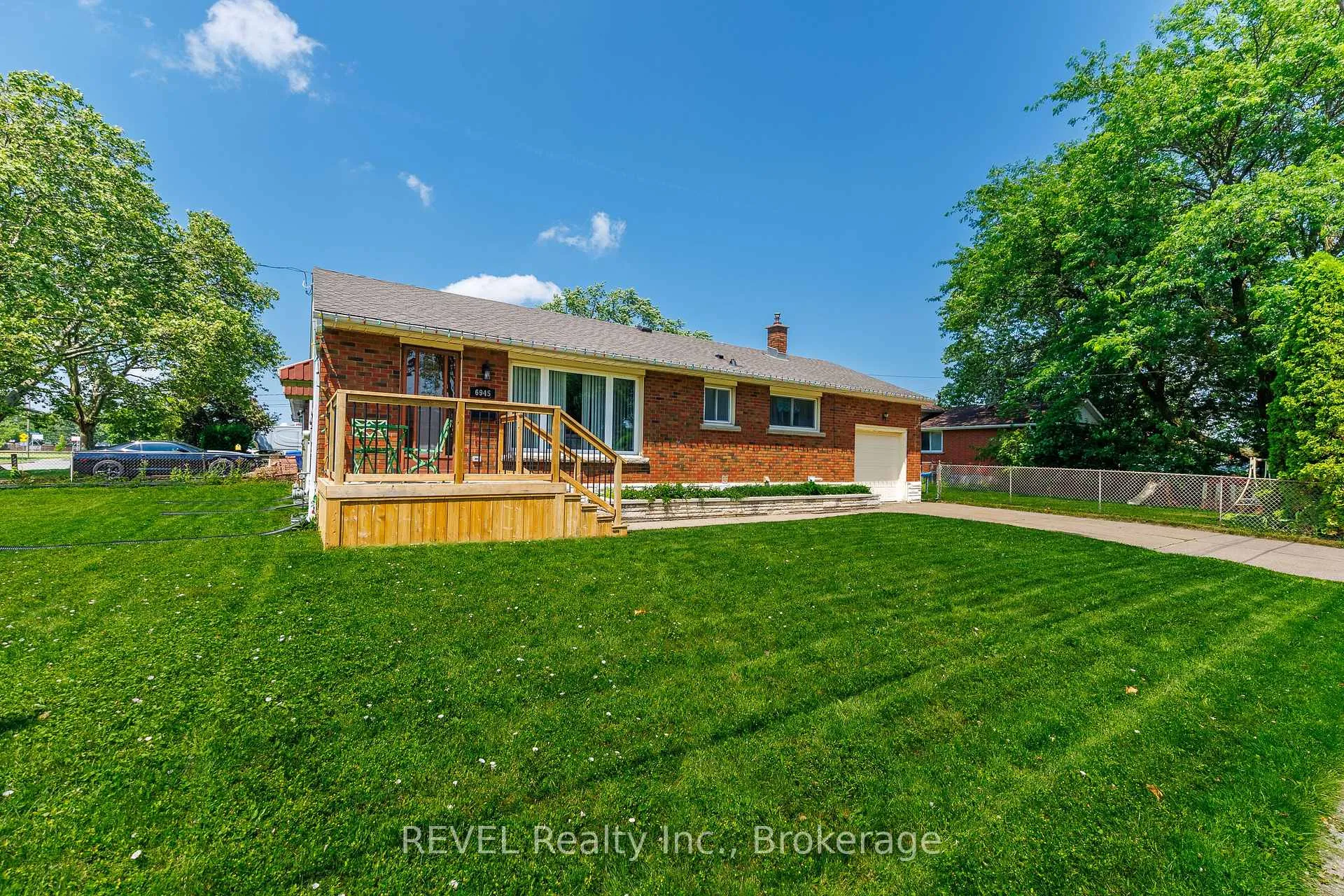 Photo 3 of 6945 Douglas Street, Niagara Falls, Arad/Fallsview — HOMEH