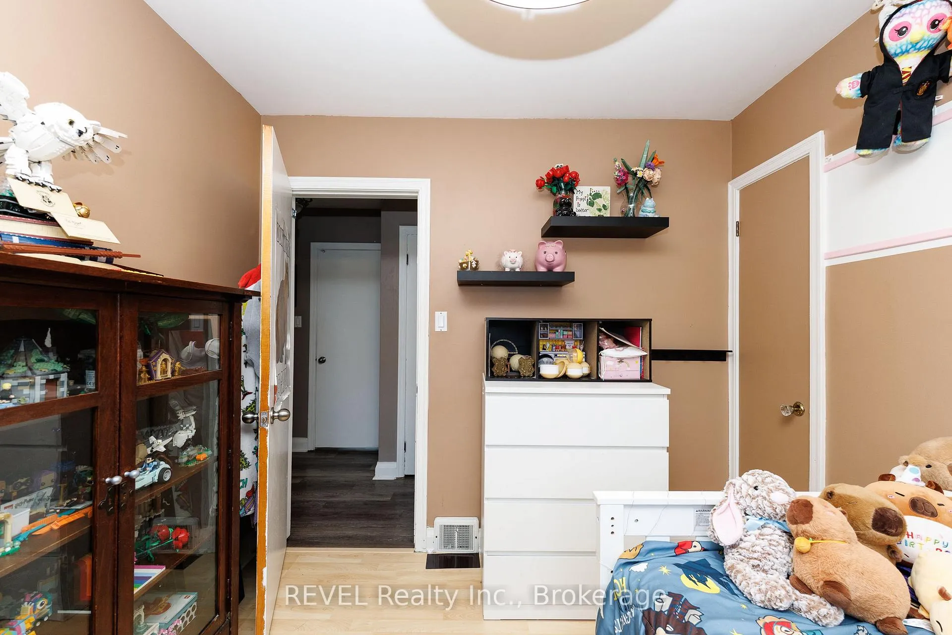 Photo 10 of 6945 Douglas Street, Niagara Falls, Arad/Fallsview — HOMEH
