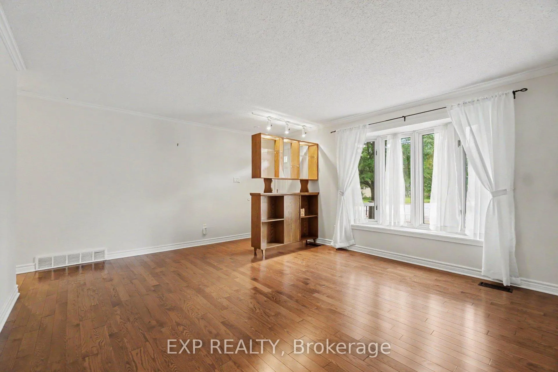 Photo 8 of 1021 Cadboro Road, Ottawa, Carson Grove — HOMEH