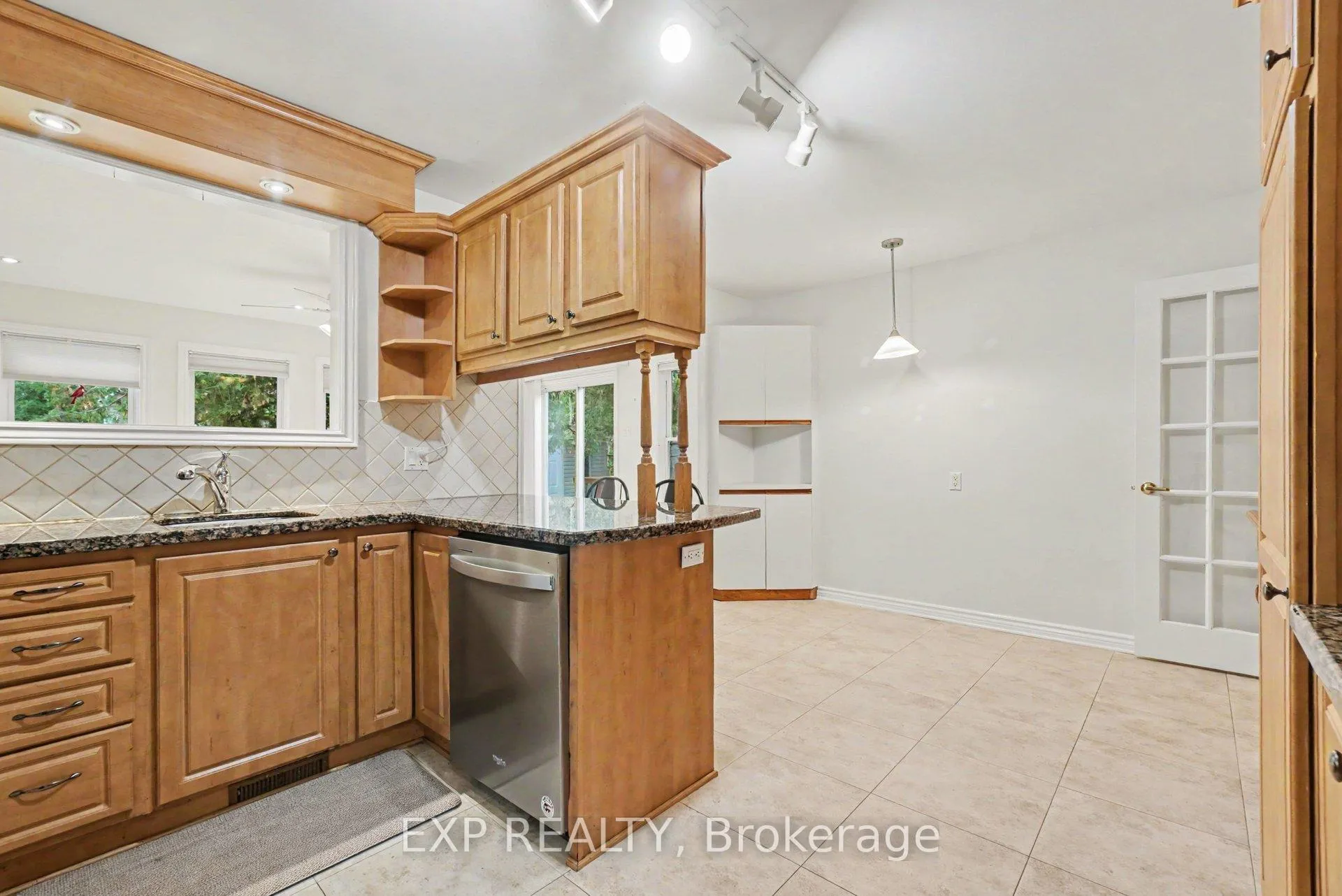 Photo 17 of 1021 Cadboro Road, Ottawa, Carson Grove — HOMEH