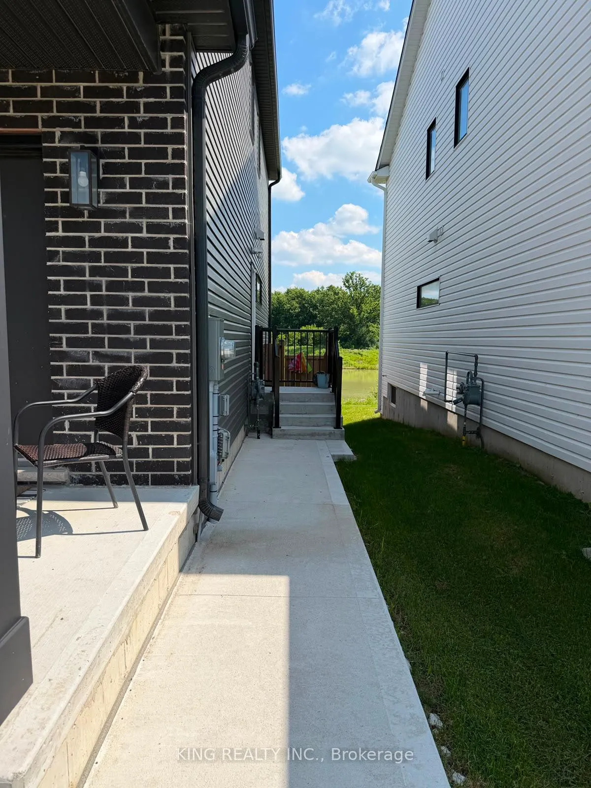 Photo 2 of 1389 Twilite Boulevard, London, North S — HOMEH