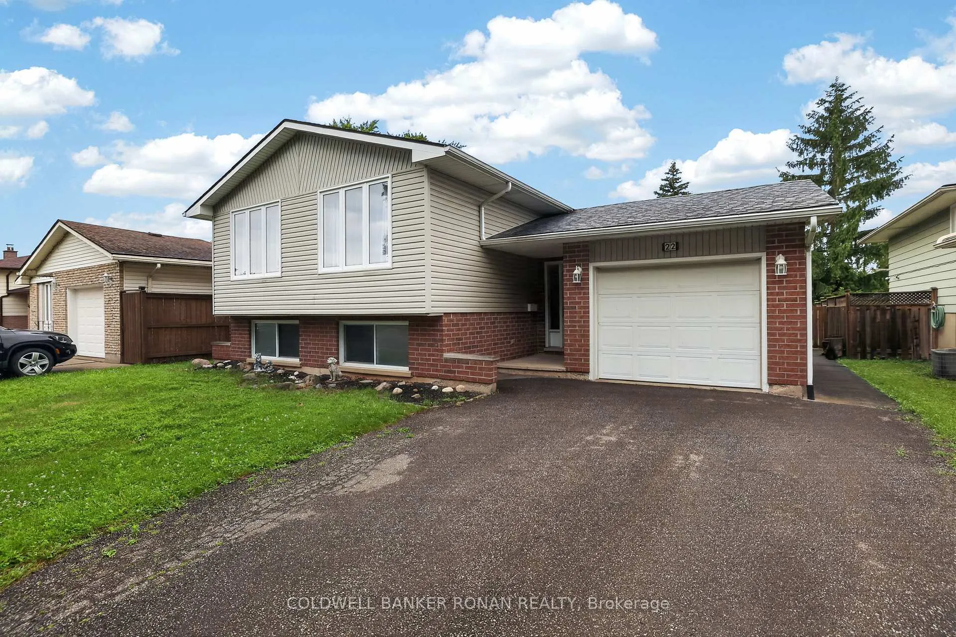 Photo 2 of 22 Roehampton Avenue, St. Catharines, Carlton/Bunting — HOMEH