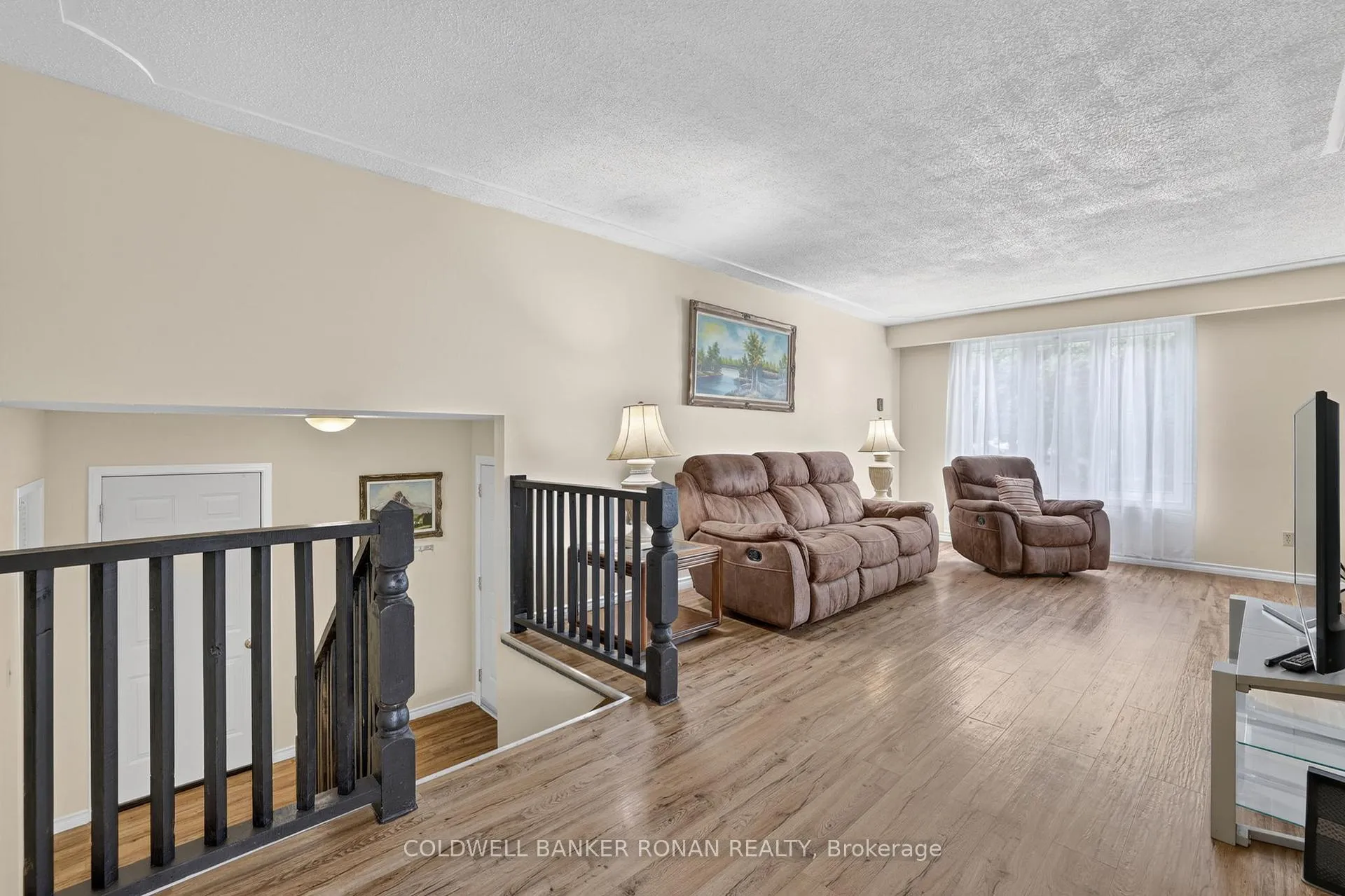 Photo 4 of 22 Roehampton Avenue, St. Catharines, Carlton/Bunting — HOMEH