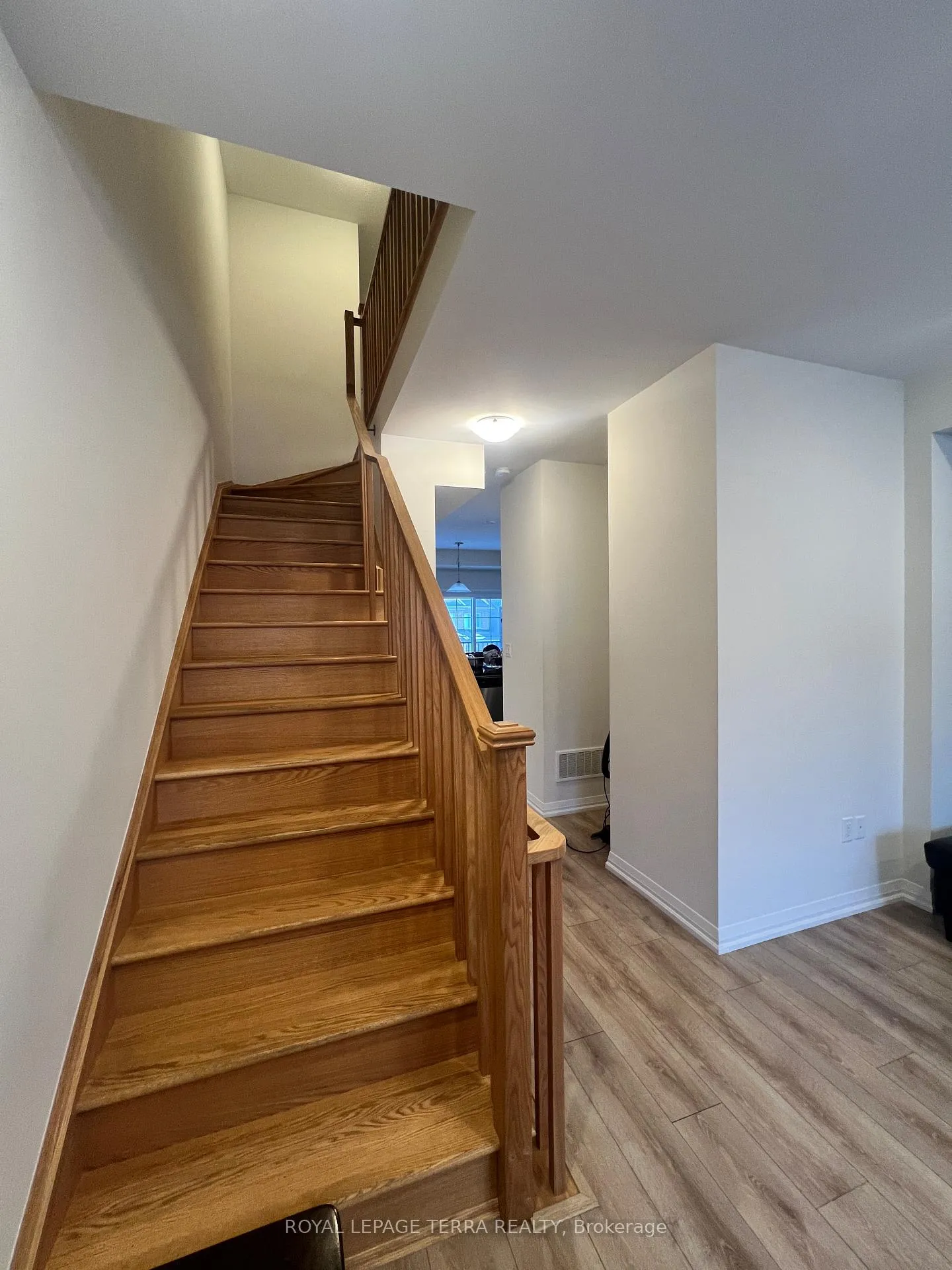 Photo 10 of 185 Royal Northern Path, Oshawa, Windfields — HOMEH