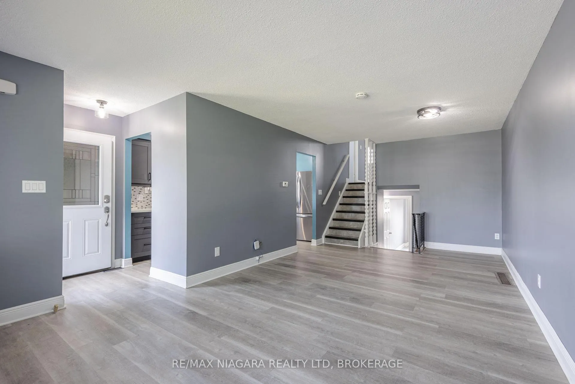 Photo 2 of 31 Canterbury Drive, St. Catharines, Oakdale — HOMEH