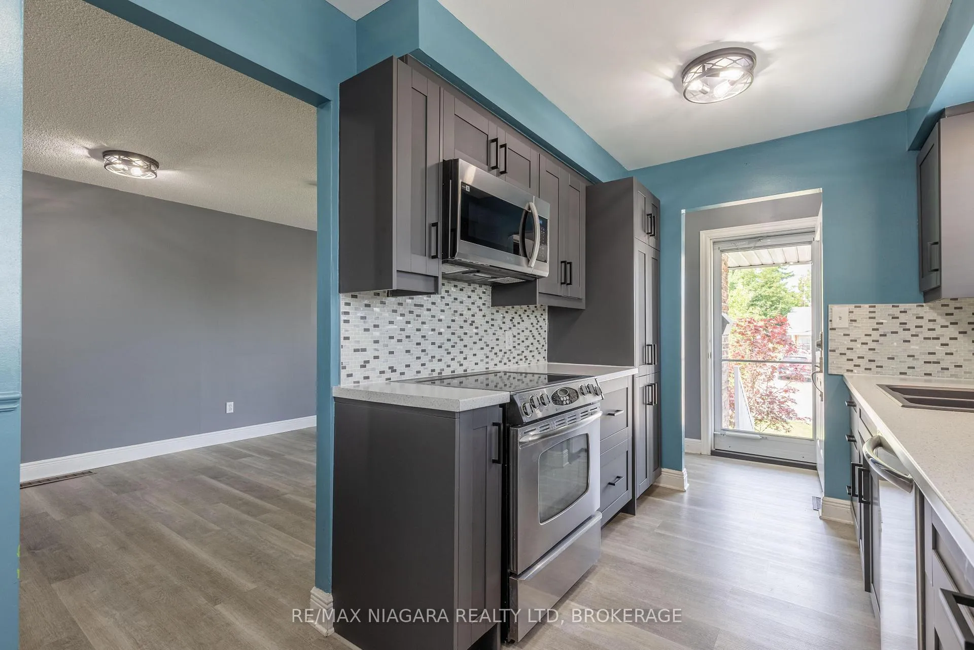 Photo 3 of 31 Canterbury Drive, St. Catharines, Oakdale — HOMEH