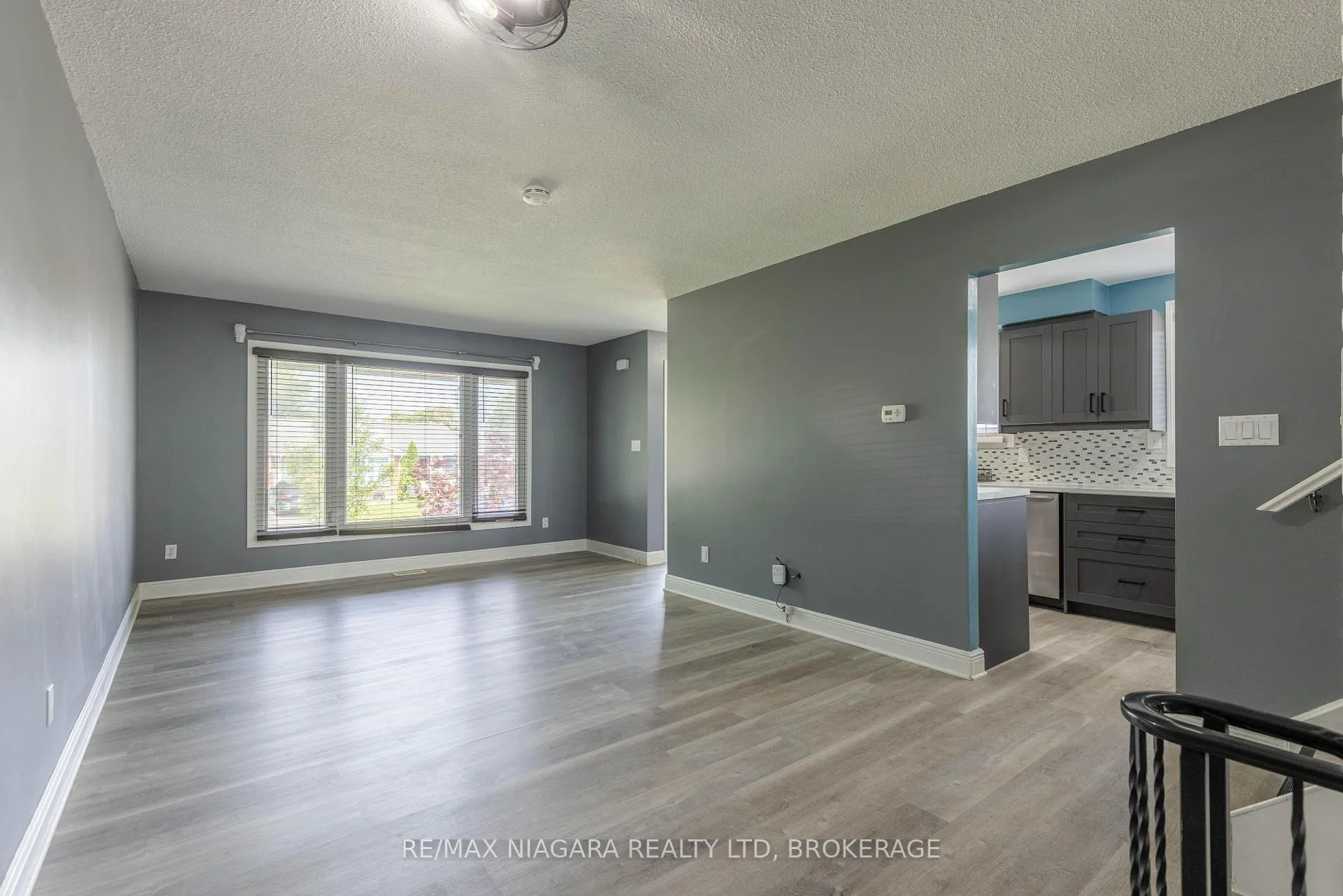 Photo 4 of 31 Canterbury Drive, St. Catharines, Oakdale — HOMEH