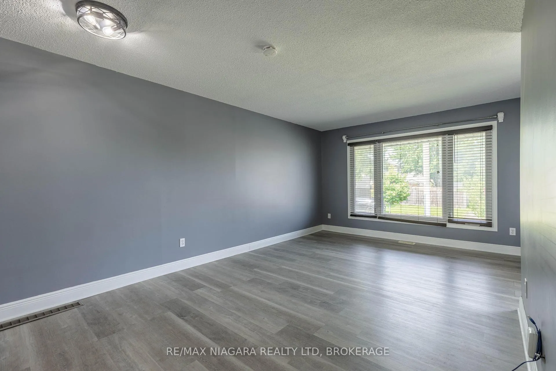 Photo 5 of 31 Canterbury Drive, St. Catharines, Oakdale — HOMEH