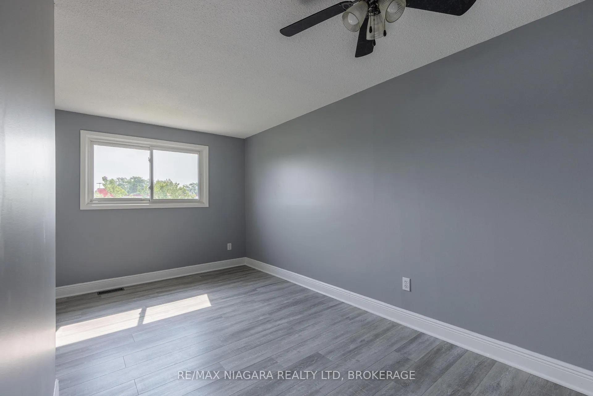 Photo 8 of 31 Canterbury Drive, St. Catharines, Oakdale — HOMEH