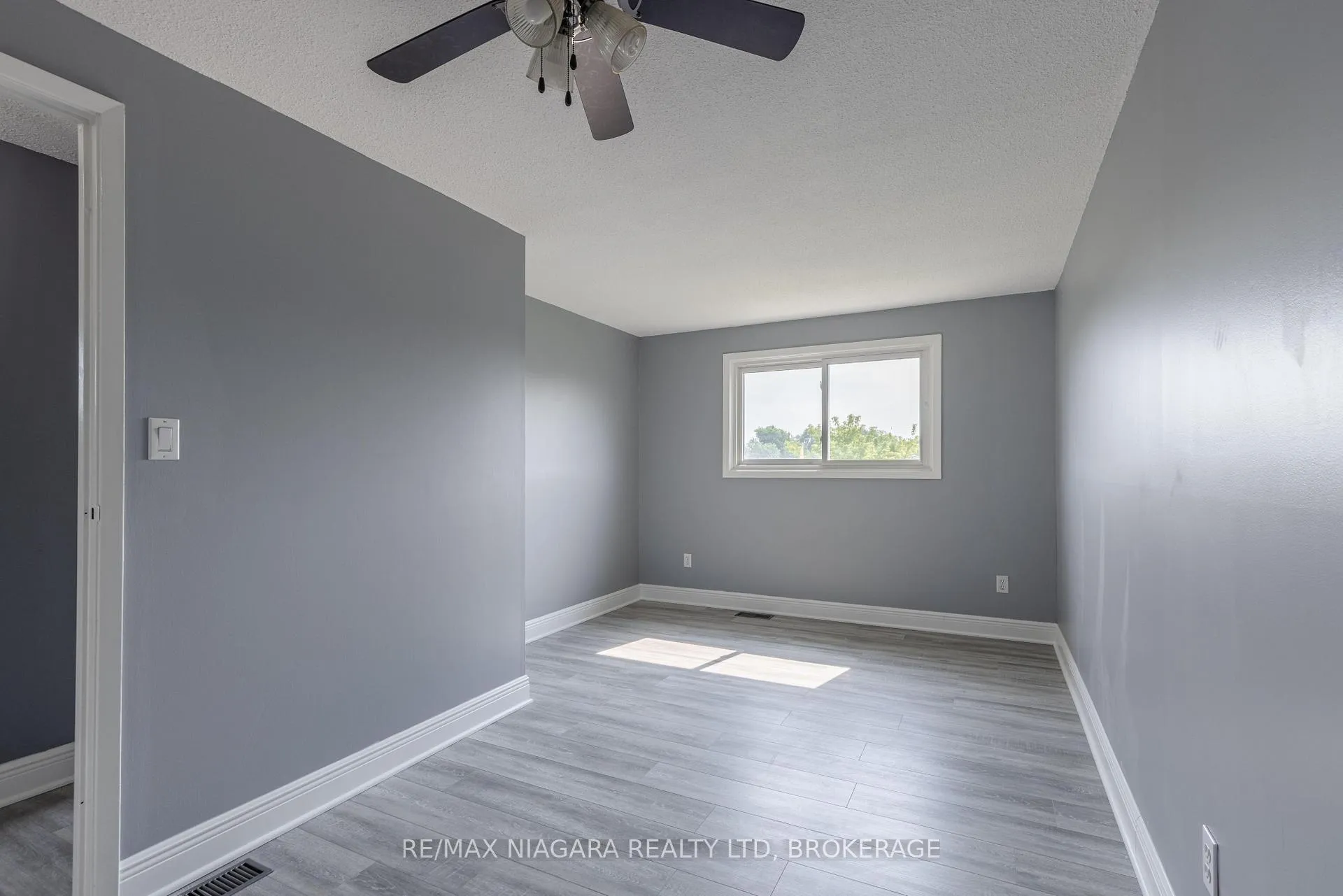 Photo 9 of 31 Canterbury Drive, St. Catharines, Oakdale — HOMEH