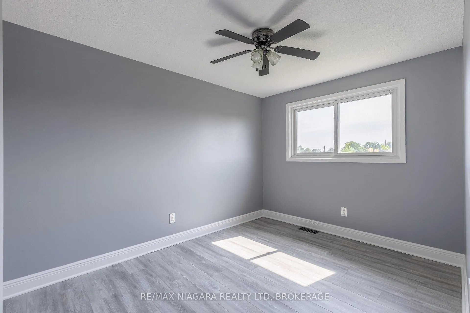 Photo 11 of 31 Canterbury Drive, St. Catharines, Oakdale — HOMEH