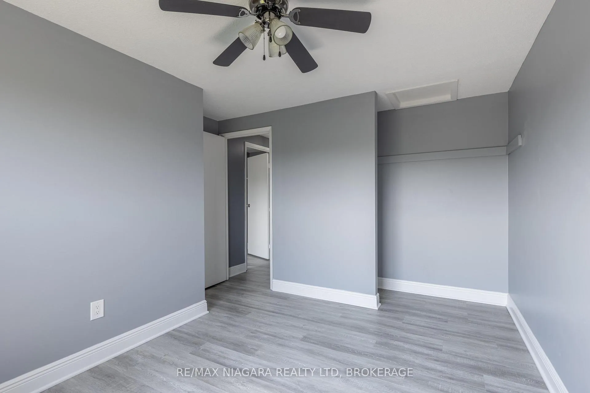 Photo 12 of 31 Canterbury Drive, St. Catharines, Oakdale — HOMEH