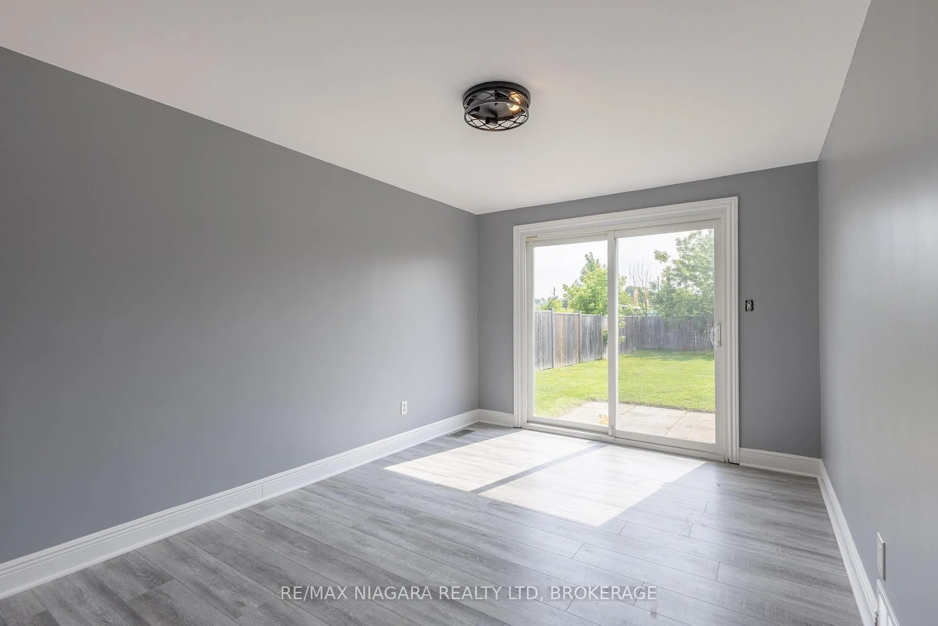 Photo 14 of 31 Canterbury Drive, St. Catharines, Oakdale — HOMEH