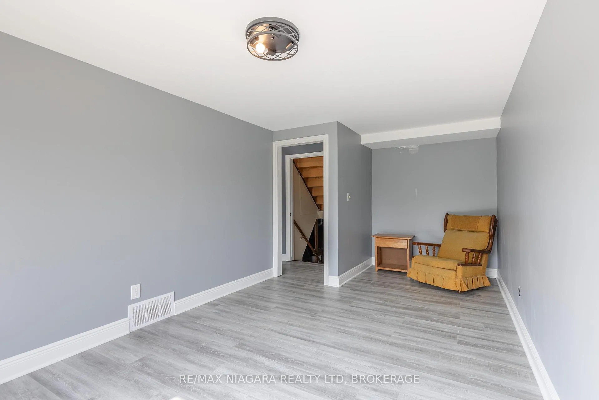Photo 15 of 31 Canterbury Drive, St. Catharines, Oakdale — HOMEH