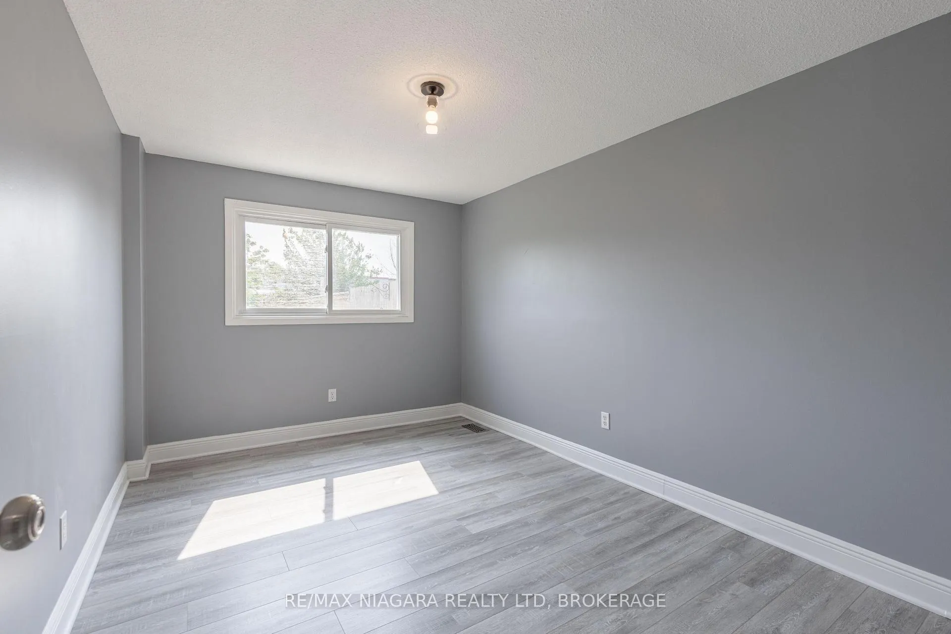 Photo 16 of 31 Canterbury Drive, St. Catharines, Oakdale — HOMEH