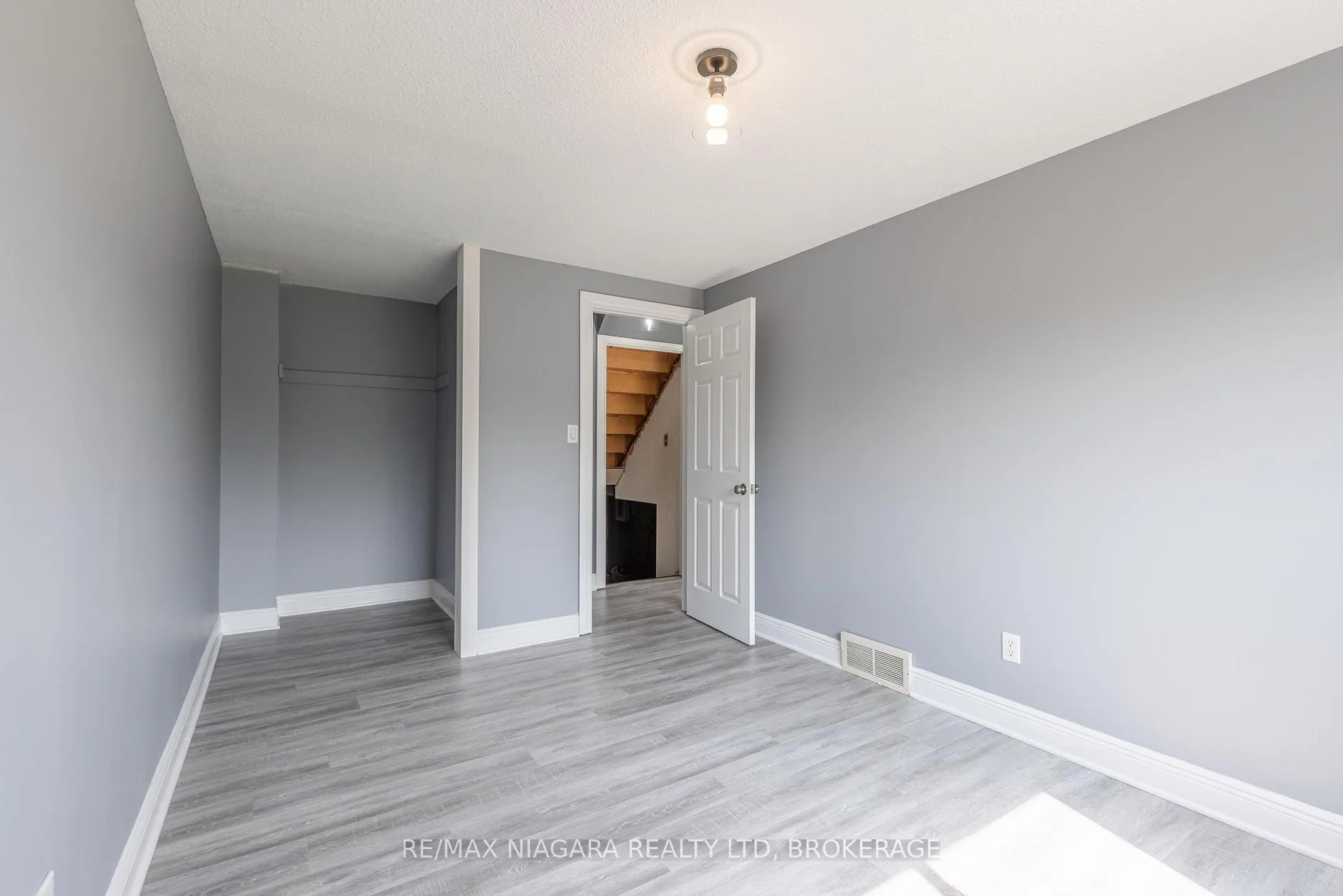 Photo 17 of 31 Canterbury Drive, St. Catharines, Oakdale — HOMEH