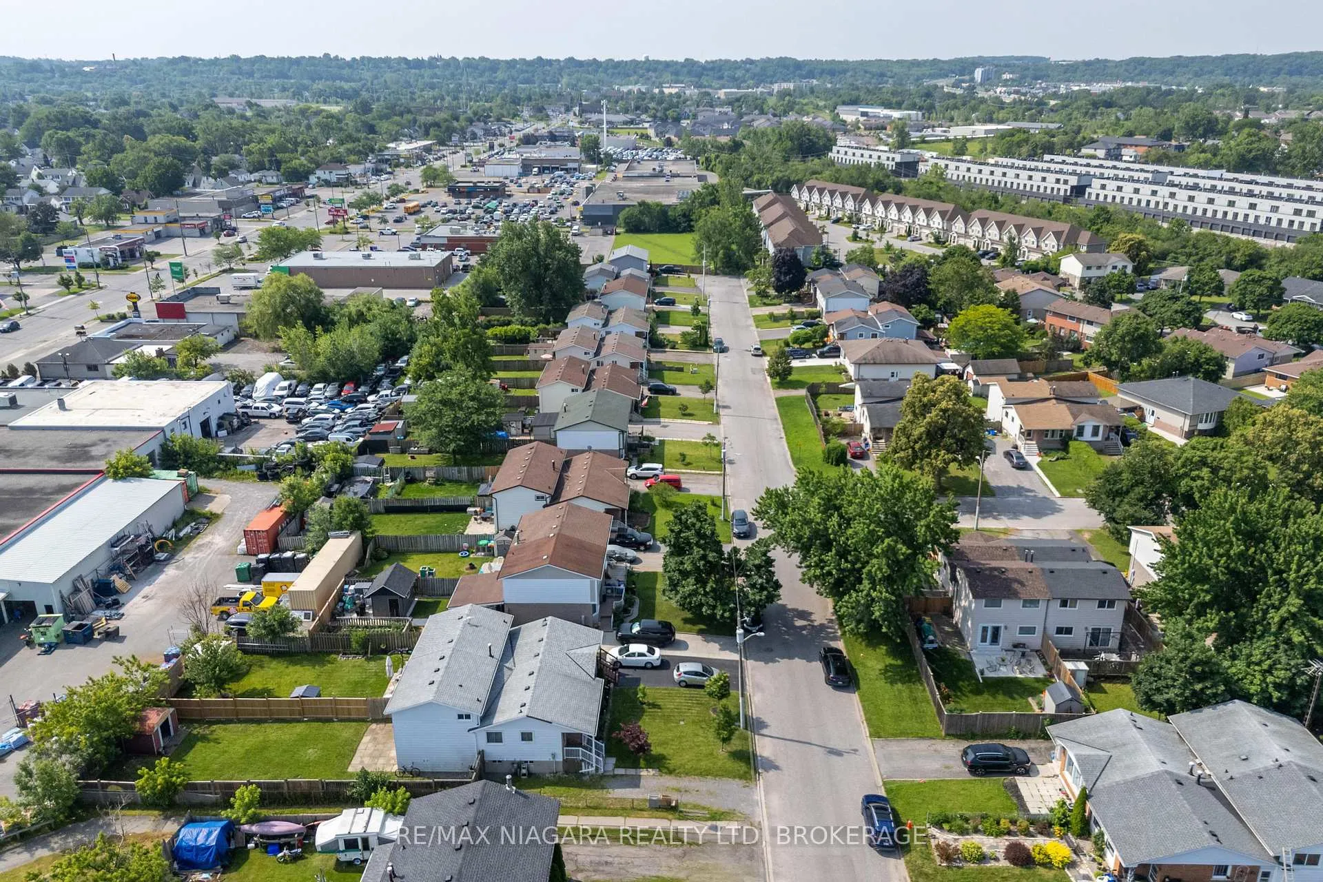 Photo 23 of 31 Canterbury Drive, St. Catharines, Oakdale — HOMEH