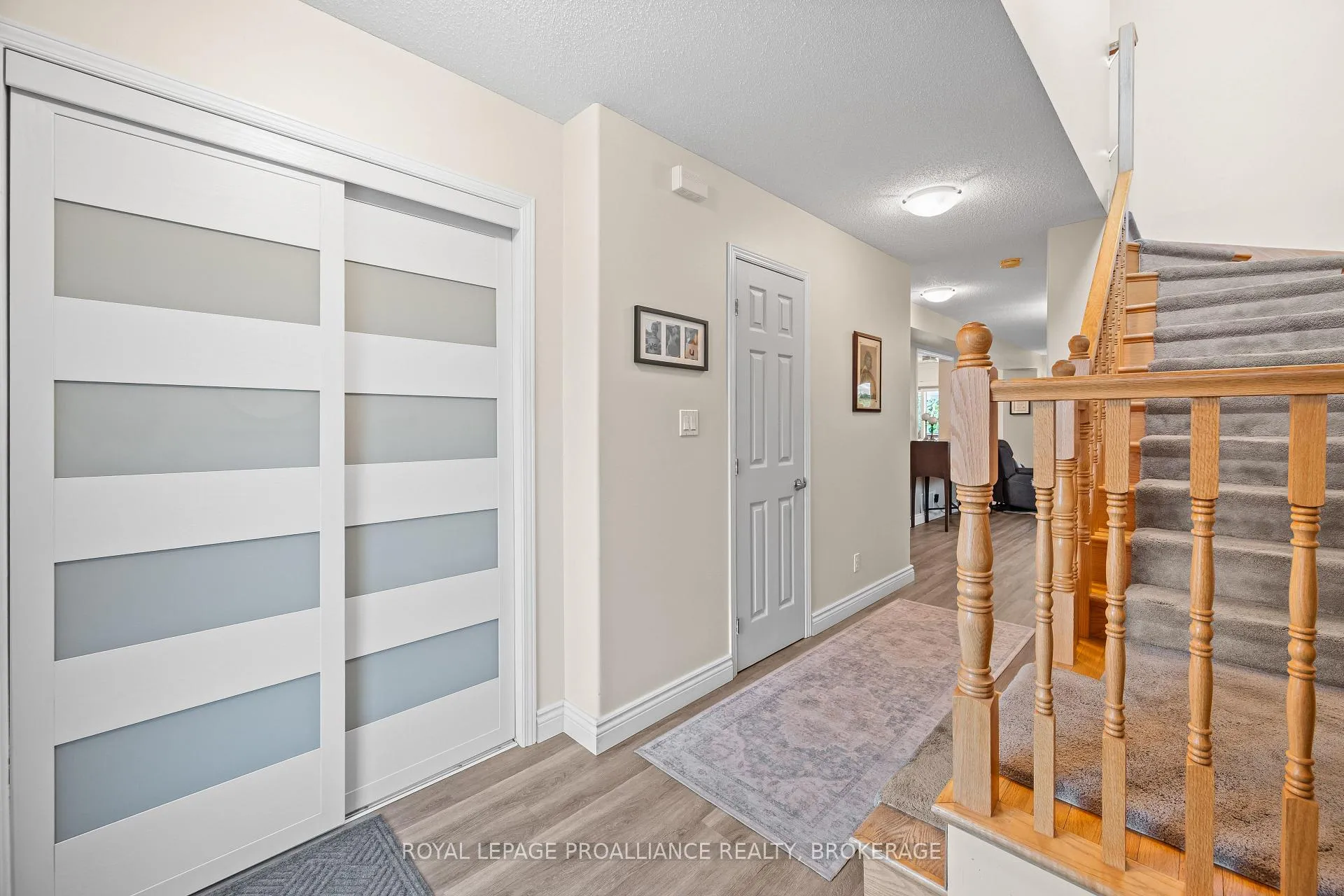 Photo 4 of 954 Rainbow Crescent, Kingston, Kingston East (Incl Barret Crt) — HOMEH