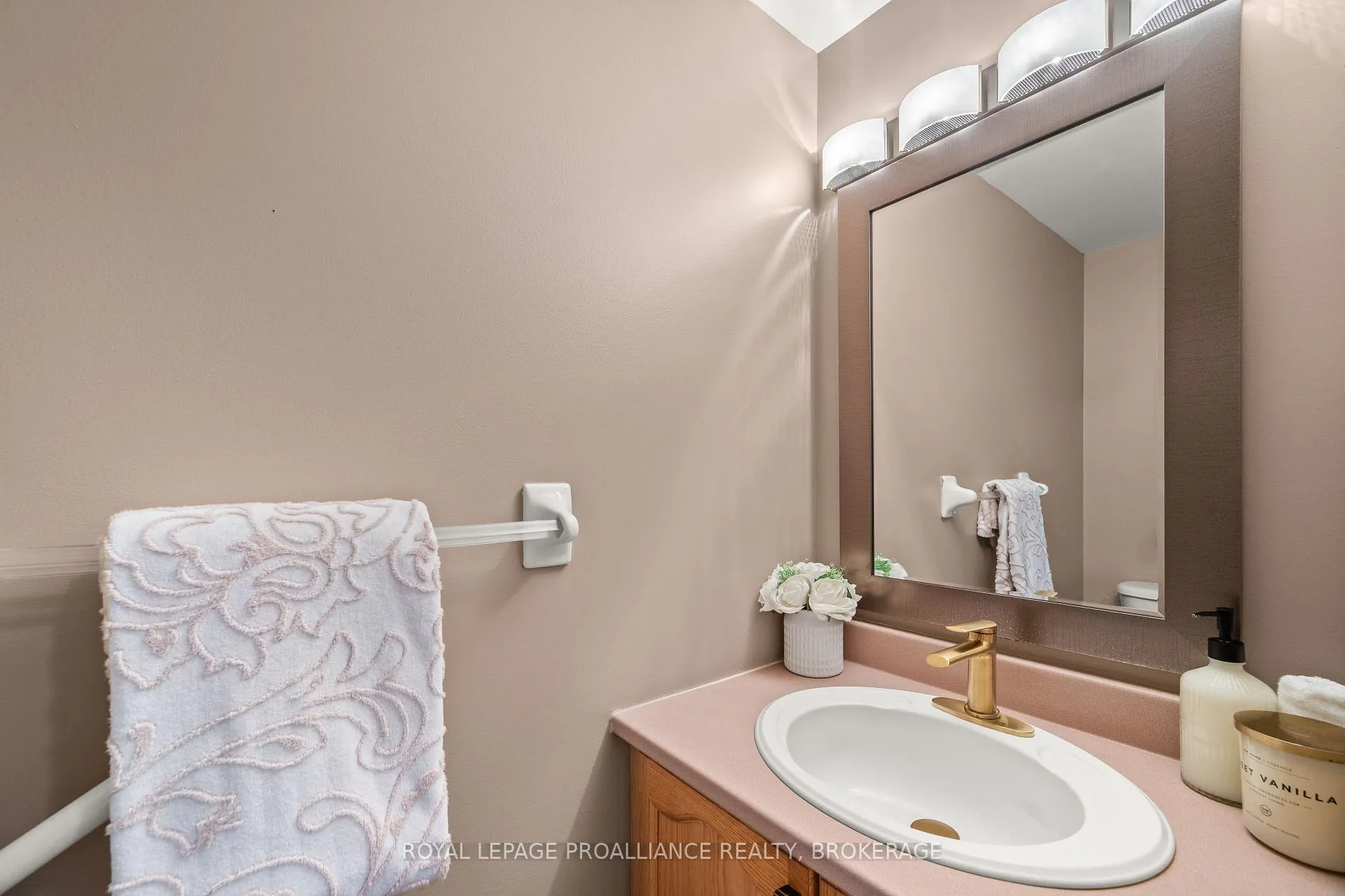 Photo 7 of 954 Rainbow Crescent, Kingston, Kingston East (Incl Barret Crt) — HOMEH