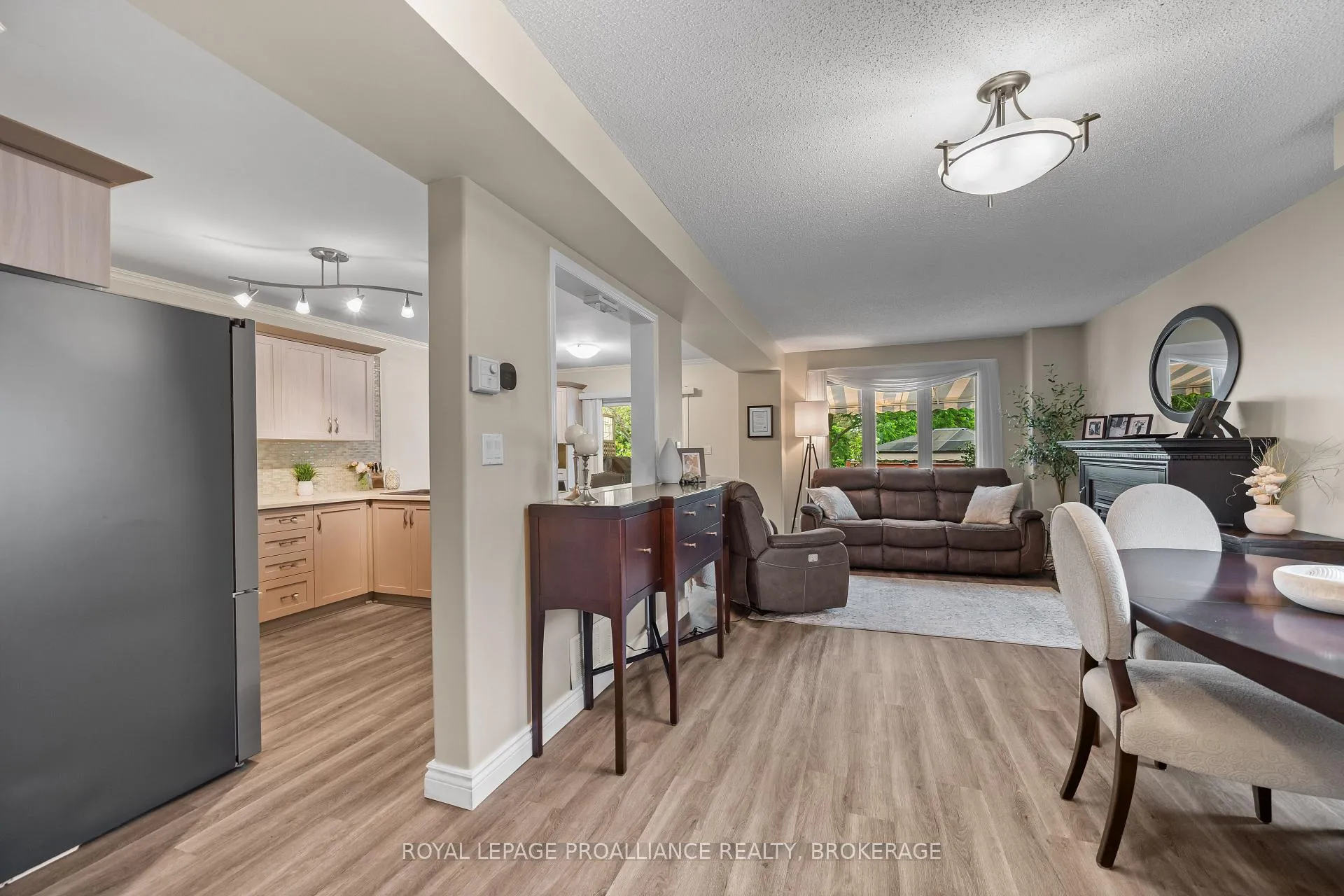 Photo 8 of 954 Rainbow Crescent, Kingston, Kingston East (Incl Barret Crt) — HOMEH