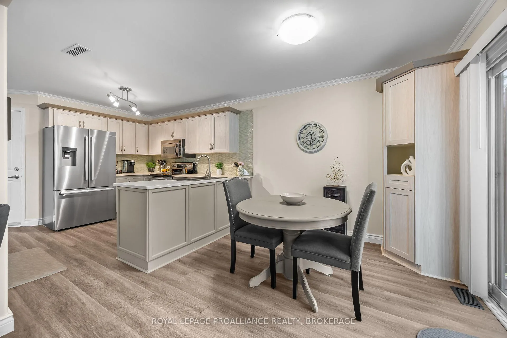 Photo 12 of 954 Rainbow Crescent, Kingston, Kingston East (Incl Barret Crt) — HOMEH