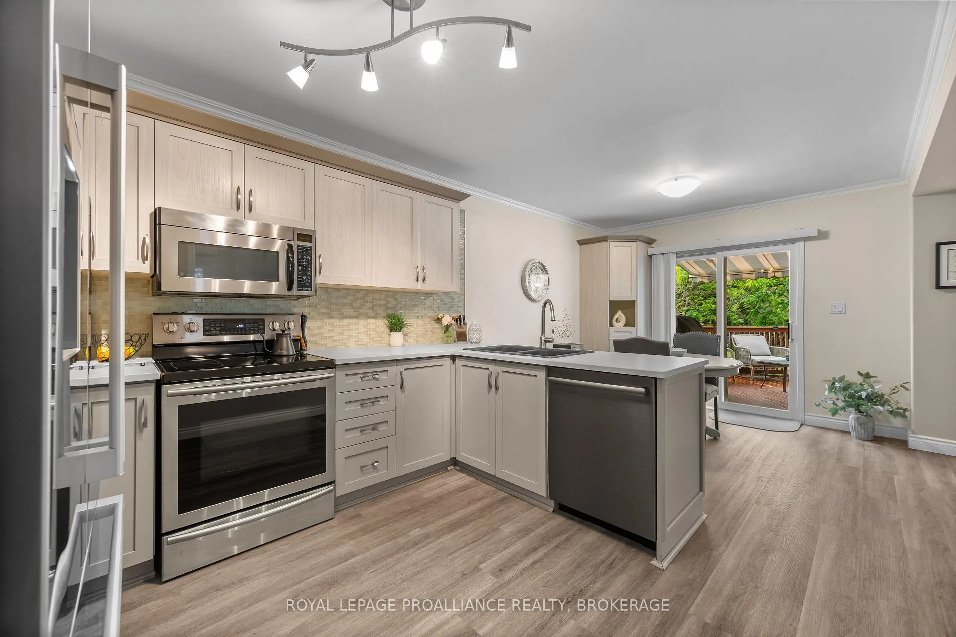 Photo 14 of 954 Rainbow Crescent, Kingston, Kingston East (Incl Barret Crt) — HOMEH