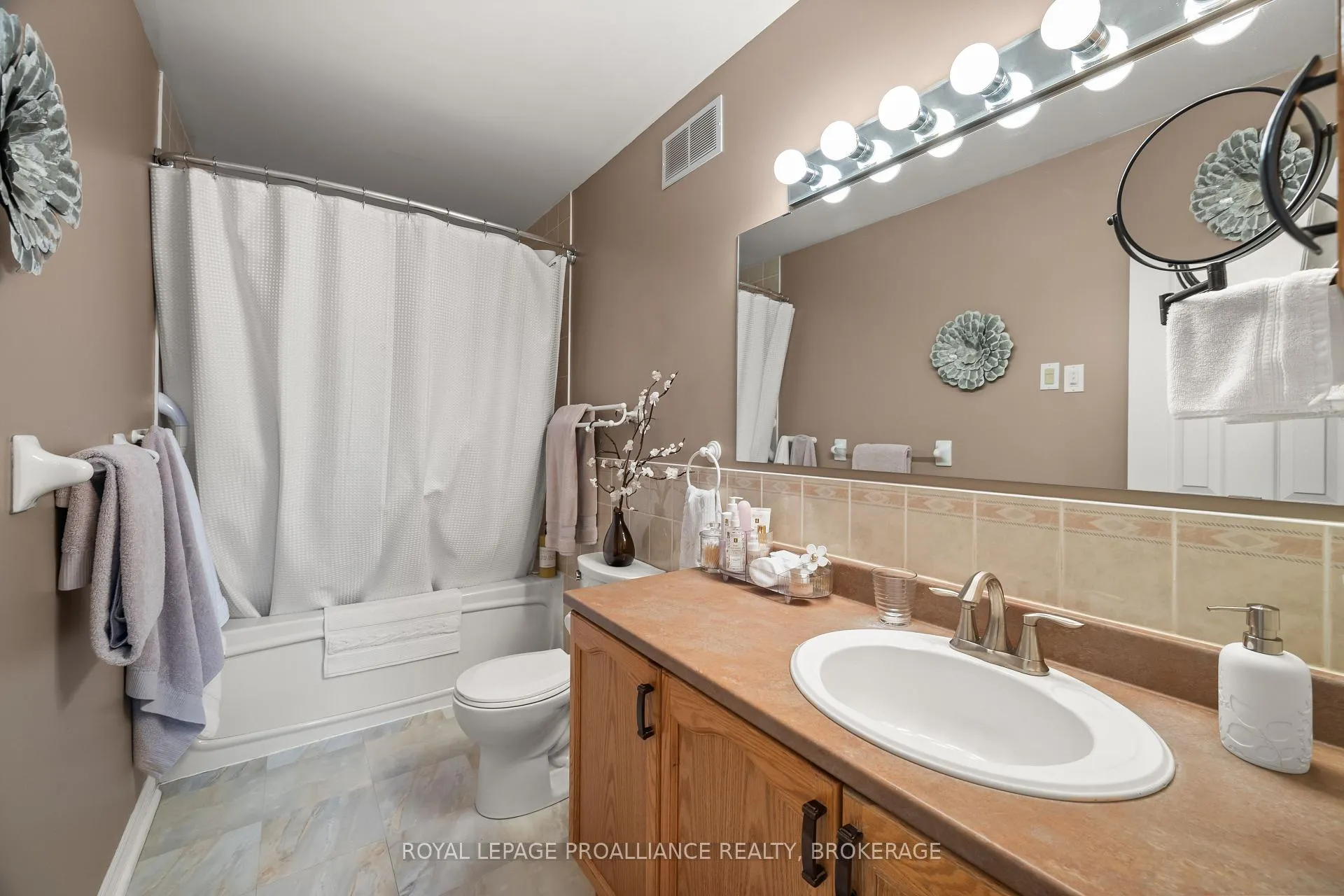 Photo 23 of 954 Rainbow Crescent, Kingston, Kingston East (Incl Barret Crt) — HOMEH