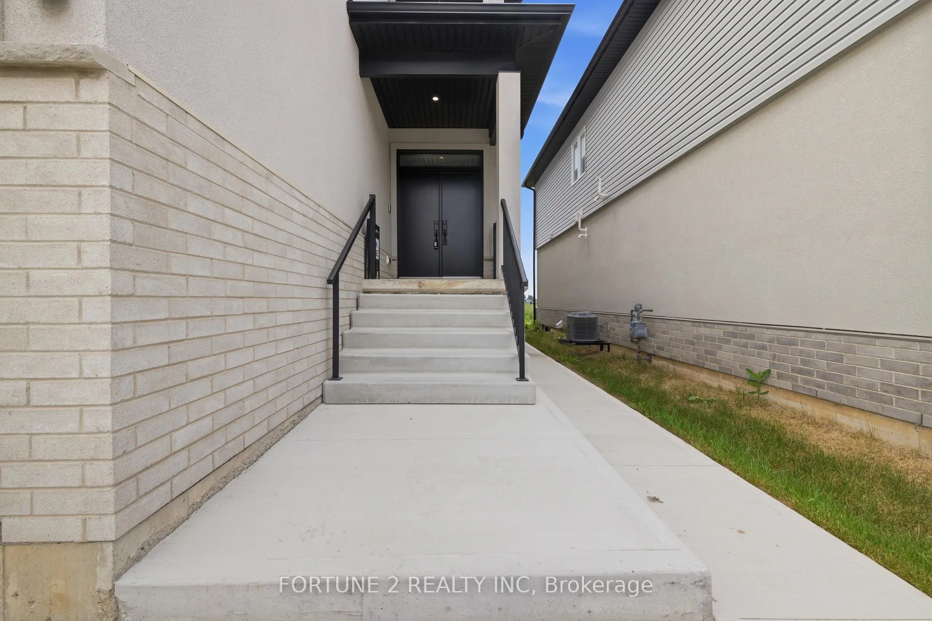 Photo 2 of 1143 Hobbs Drive, London, South U — HOMEH
