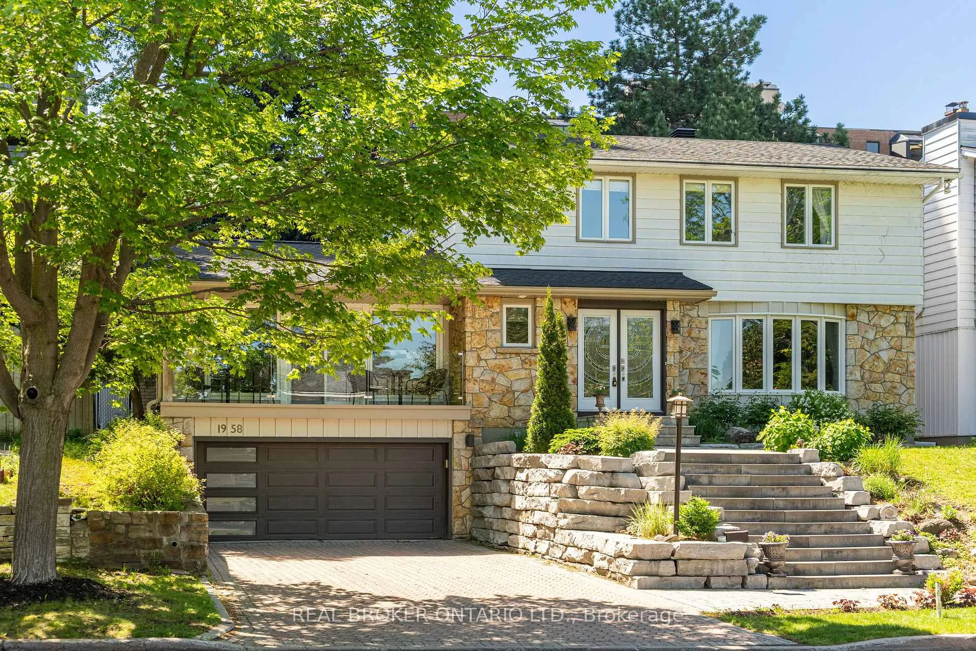 Front of 1958 Neepawa Avenue