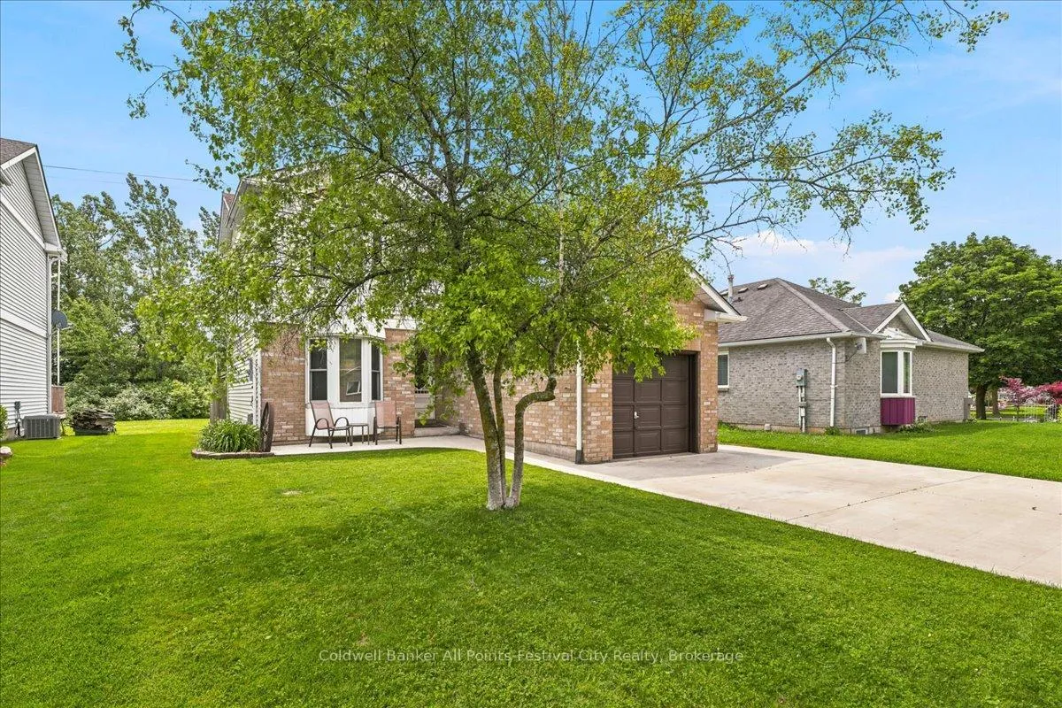 Photo 2 of 75 Edison Crescent, Stratford — HOMEH