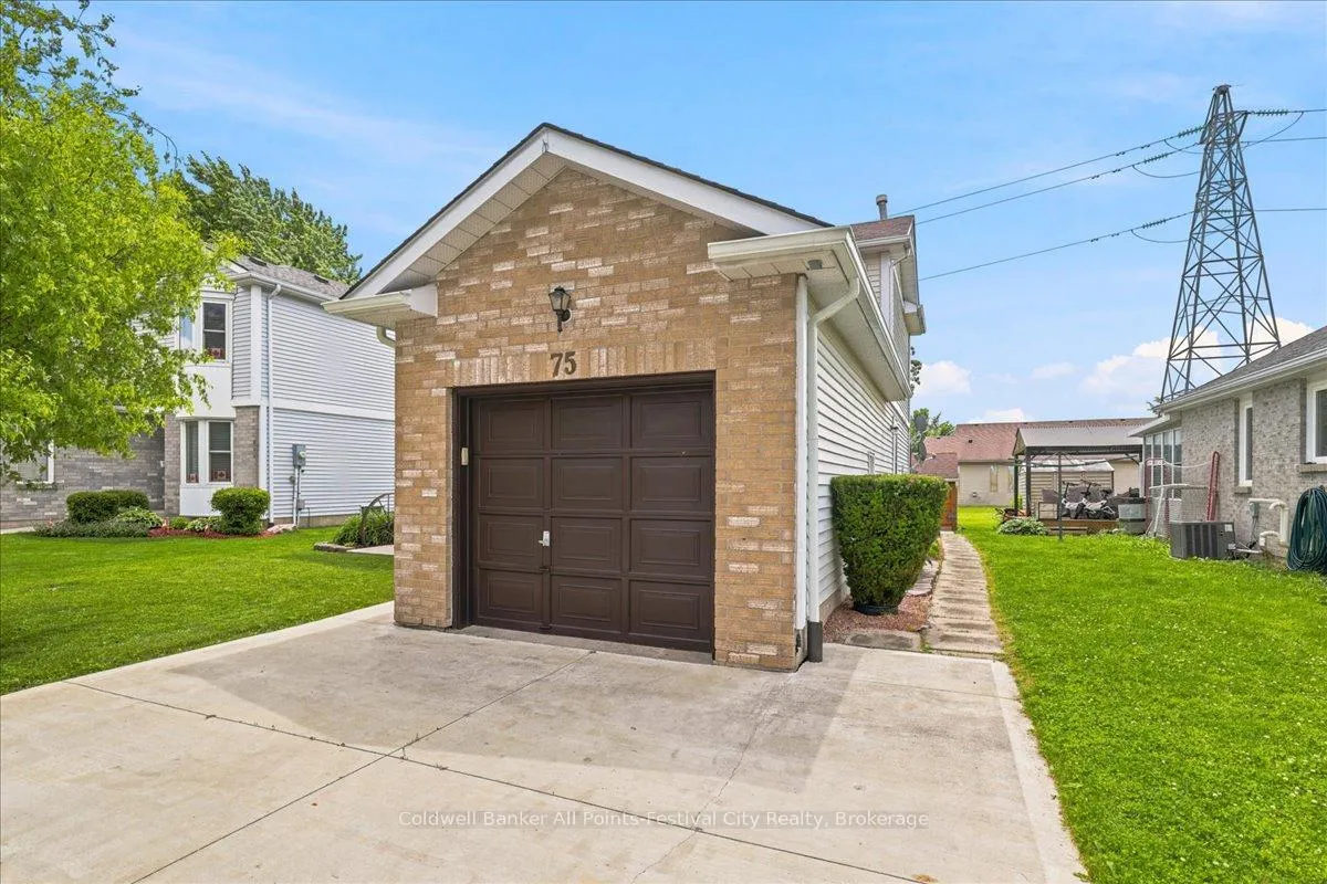 Photo 3 of 75 Edison Crescent, Stratford — HOMEH