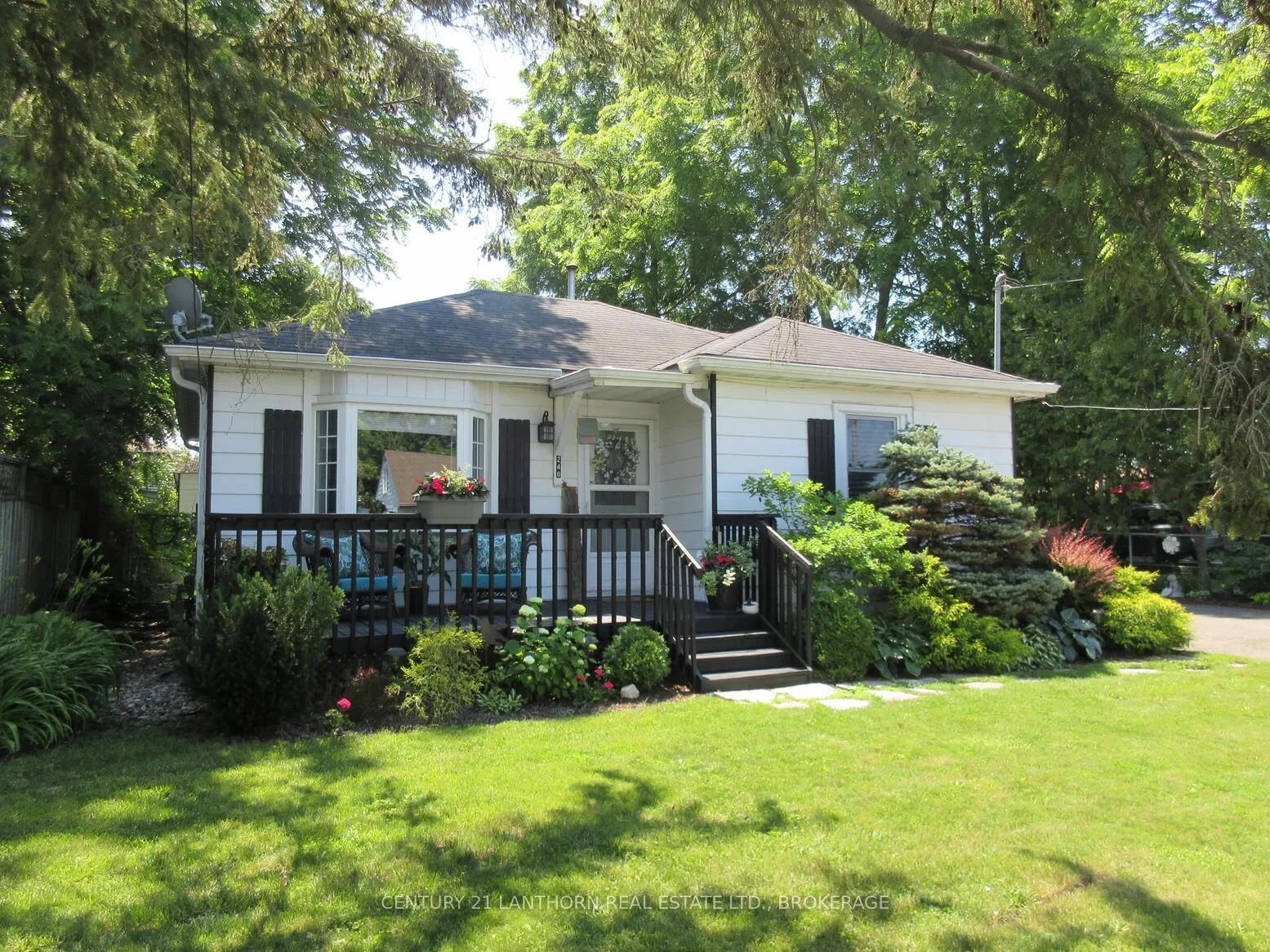 Front of 240 Thomas Street W