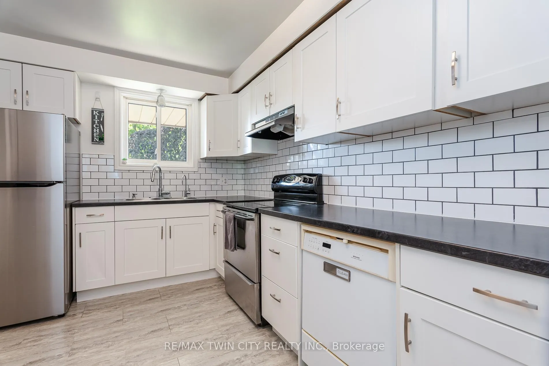 Photo 35 of 162 Parkside Drive E, Centre Wellington, Fergus — HOMEH