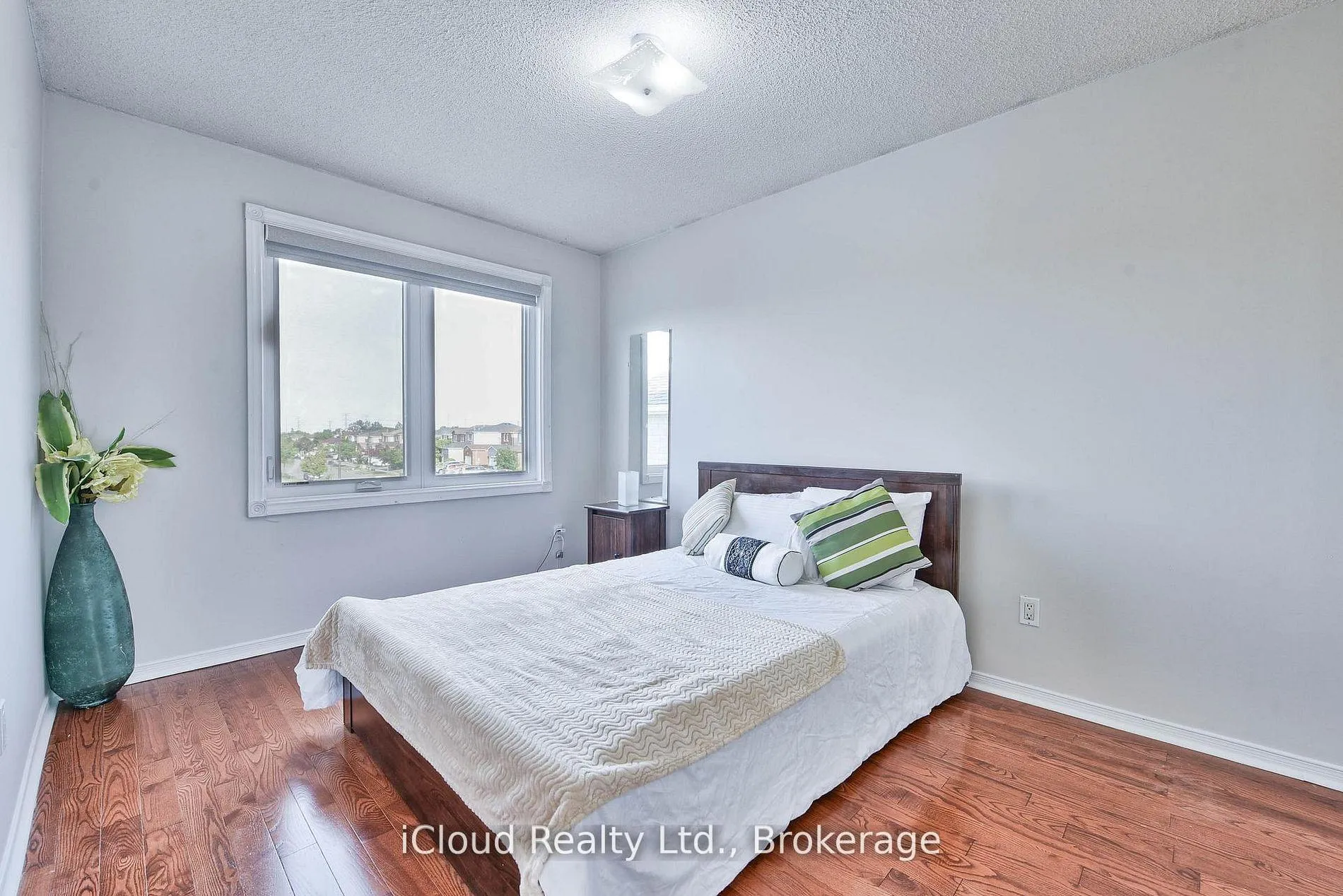 Photo 12 of 14 Timberlane Drive, Brampton, Fletcher's Creek South — HOMEH